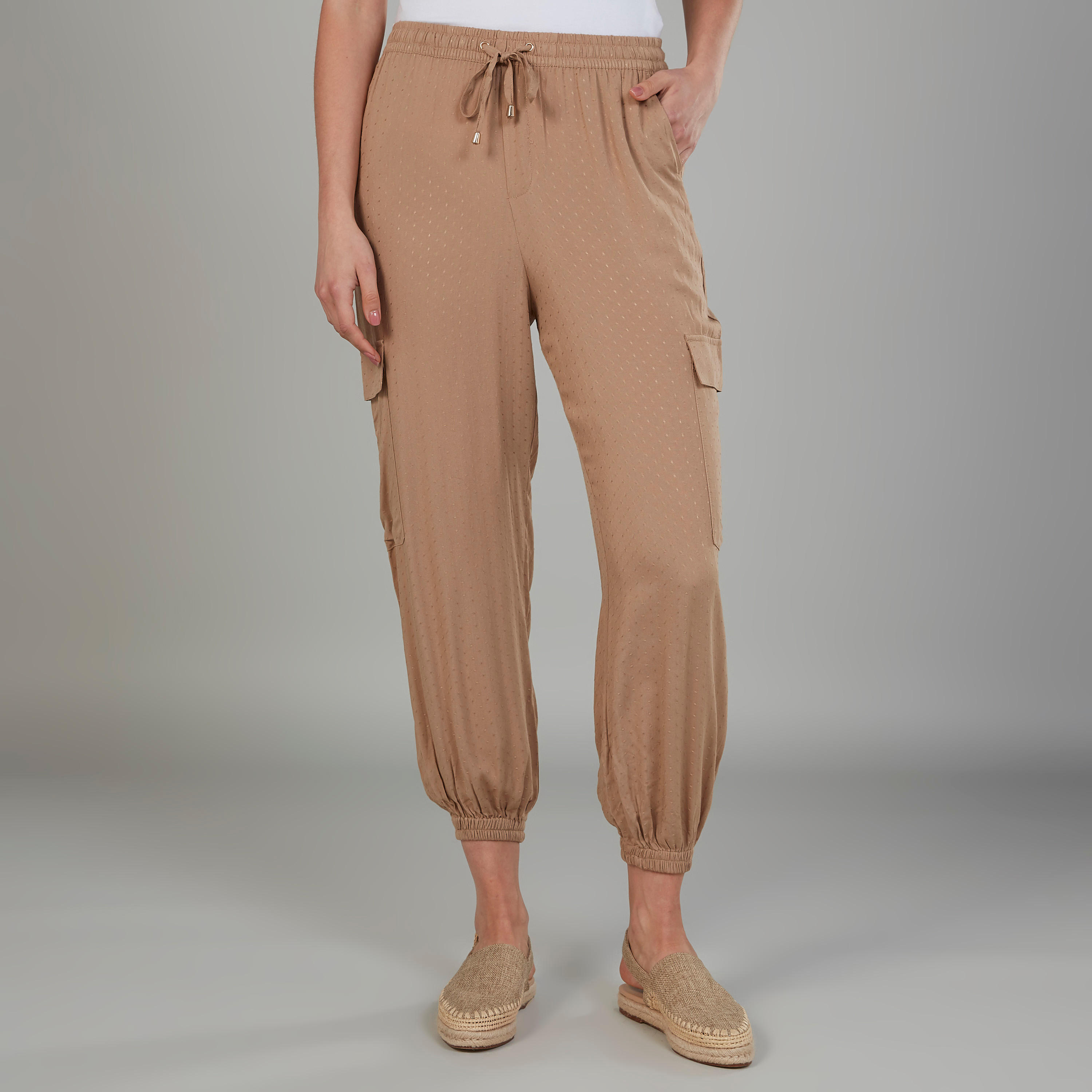 بنطلون رياضي بارز الملمس بجيوب وخصر مطّاطي متوسّط الارتفاع-women-clothing-bottoms-joggers-image-1