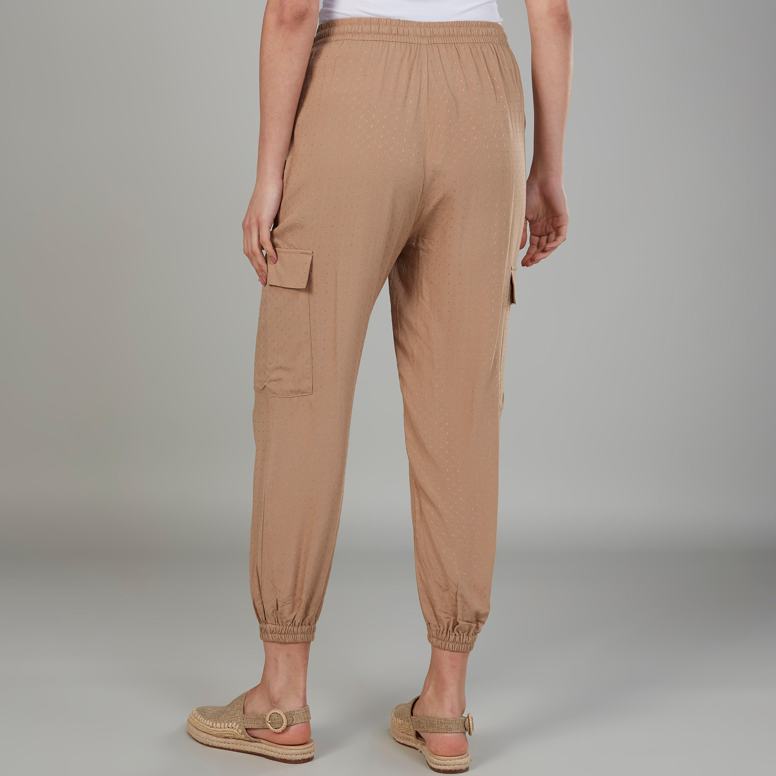 بنطلون رياضي بارز الملمس بجيوب وخصر مطّاطي متوسّط الارتفاع-women-clothing-bottoms-joggers-image-4