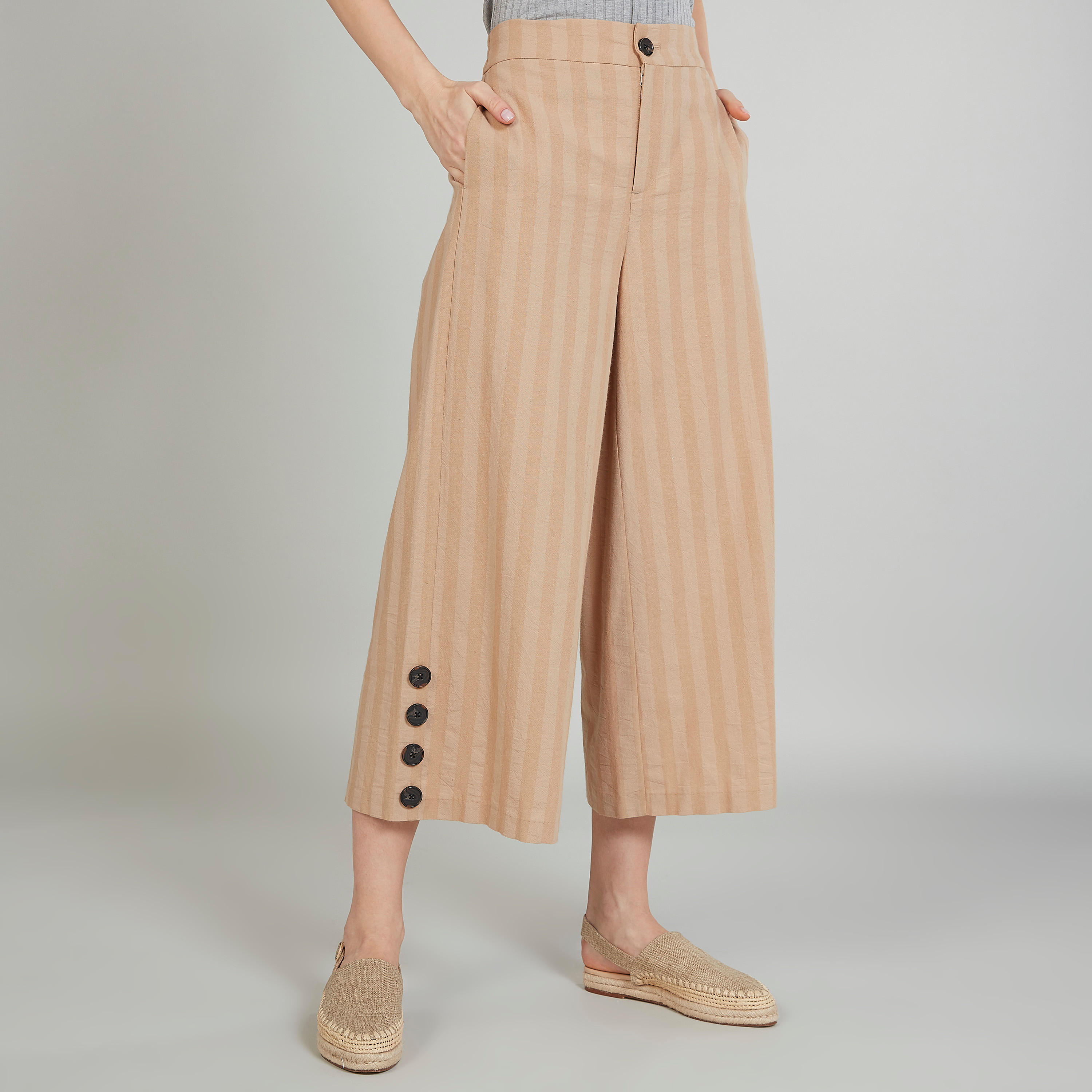 بنطلون قصير سادة بخصر مطاطي متوسط الارتفاع وتفاصيل جيوب-women-clothing-bottoms-trousers-image-1