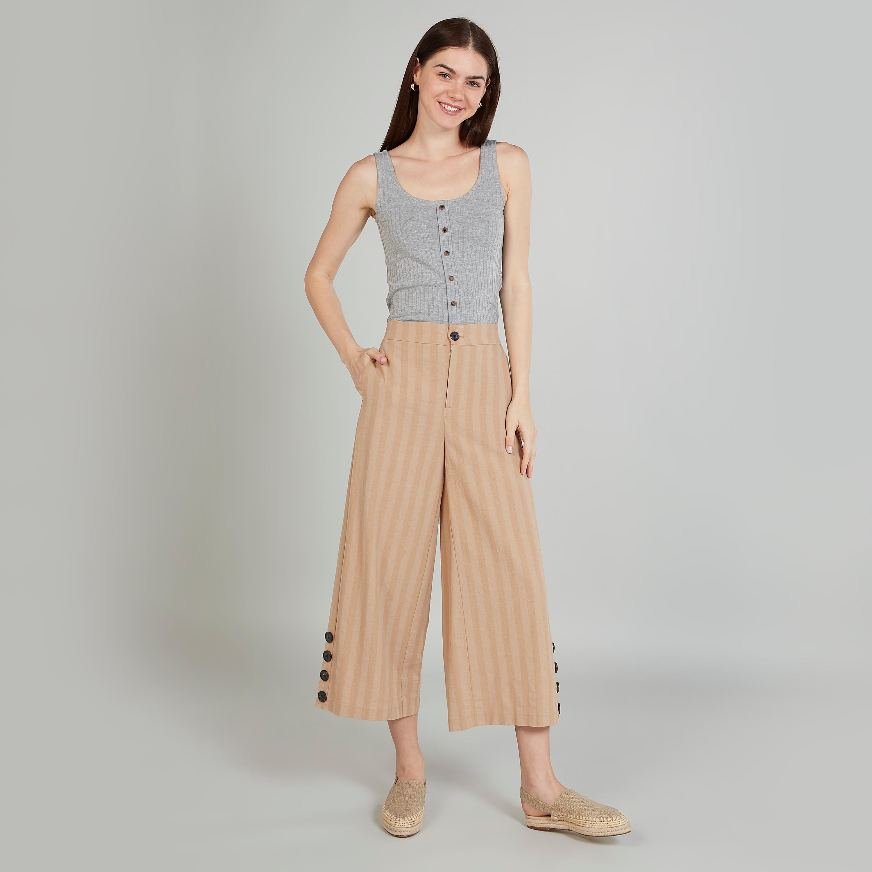 بنطلون قصير سادة بخصر مطاطي متوسط الارتفاع وتفاصيل جيوب-women-clothing-bottoms-trousers-image-2
