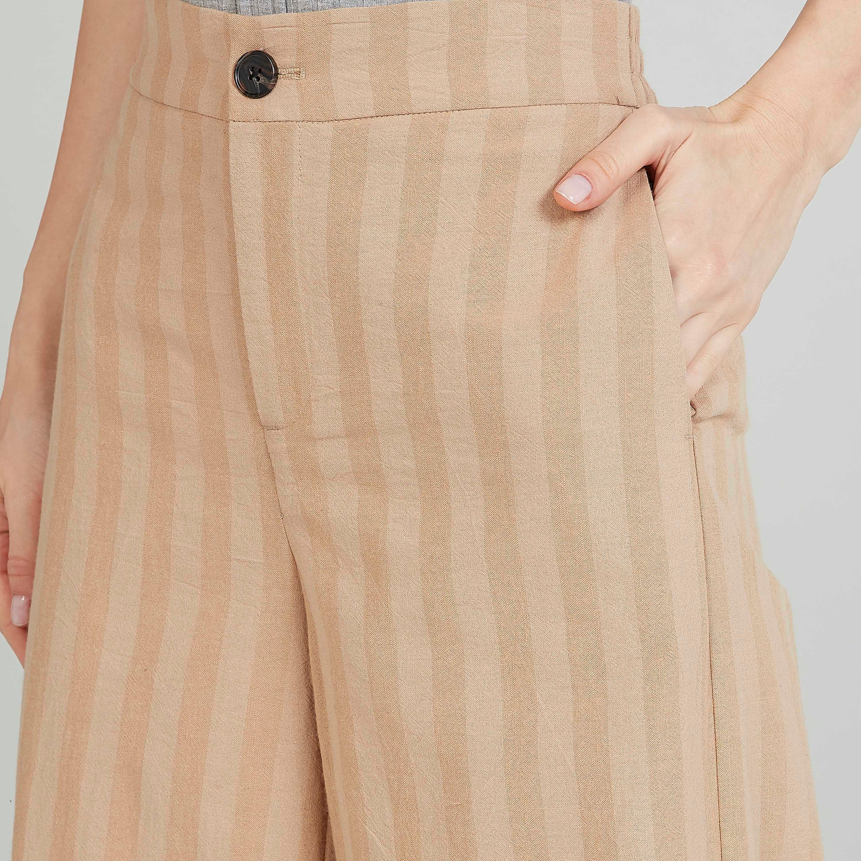 بنطلون قصير سادة بخصر مطاطي متوسط الارتفاع وتفاصيل جيوب-women-clothing-bottoms-trousers-image-3
