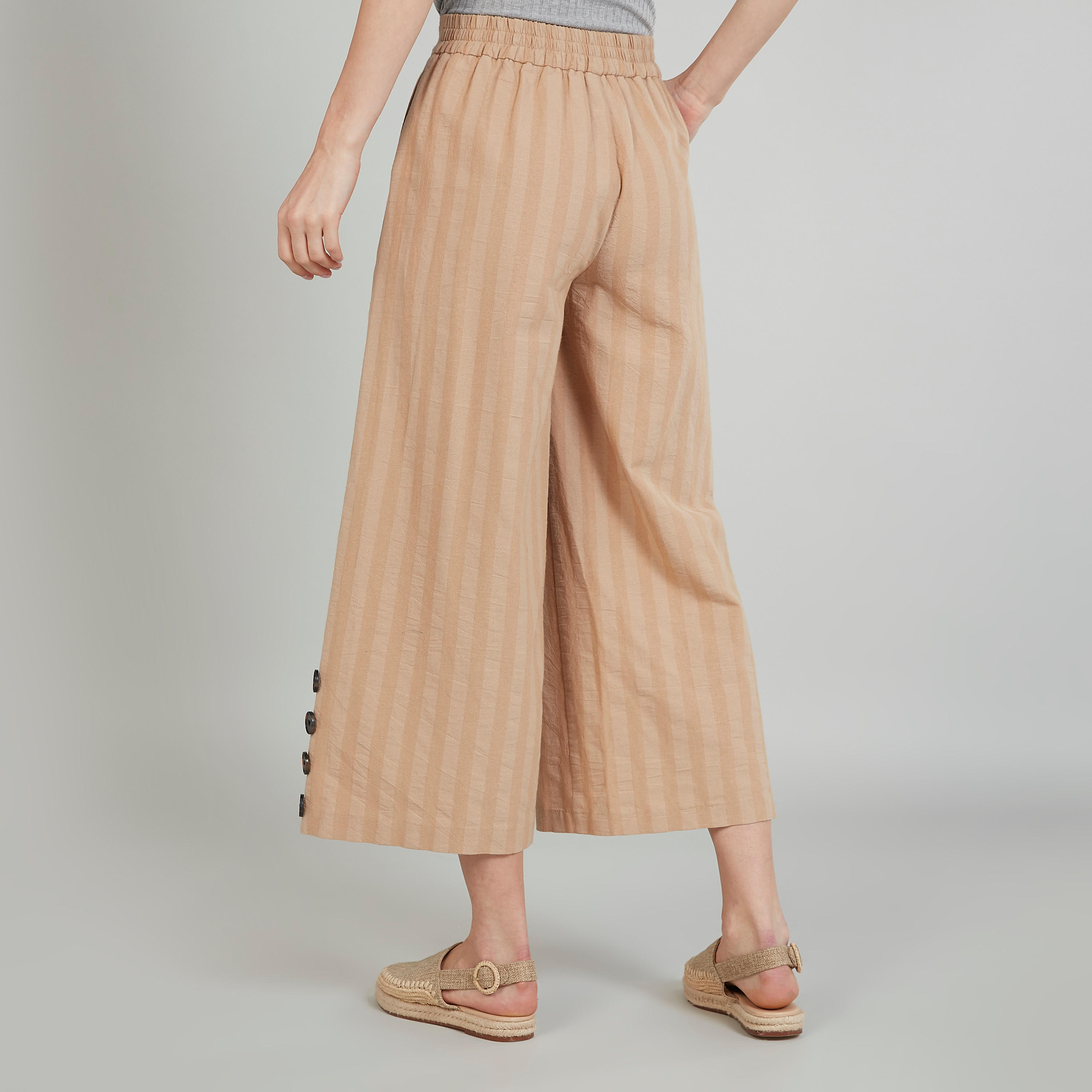 بنطلون قصير سادة بخصر مطاطي متوسط الارتفاع وتفاصيل جيوب-women-clothing-bottoms-trousers-image-4