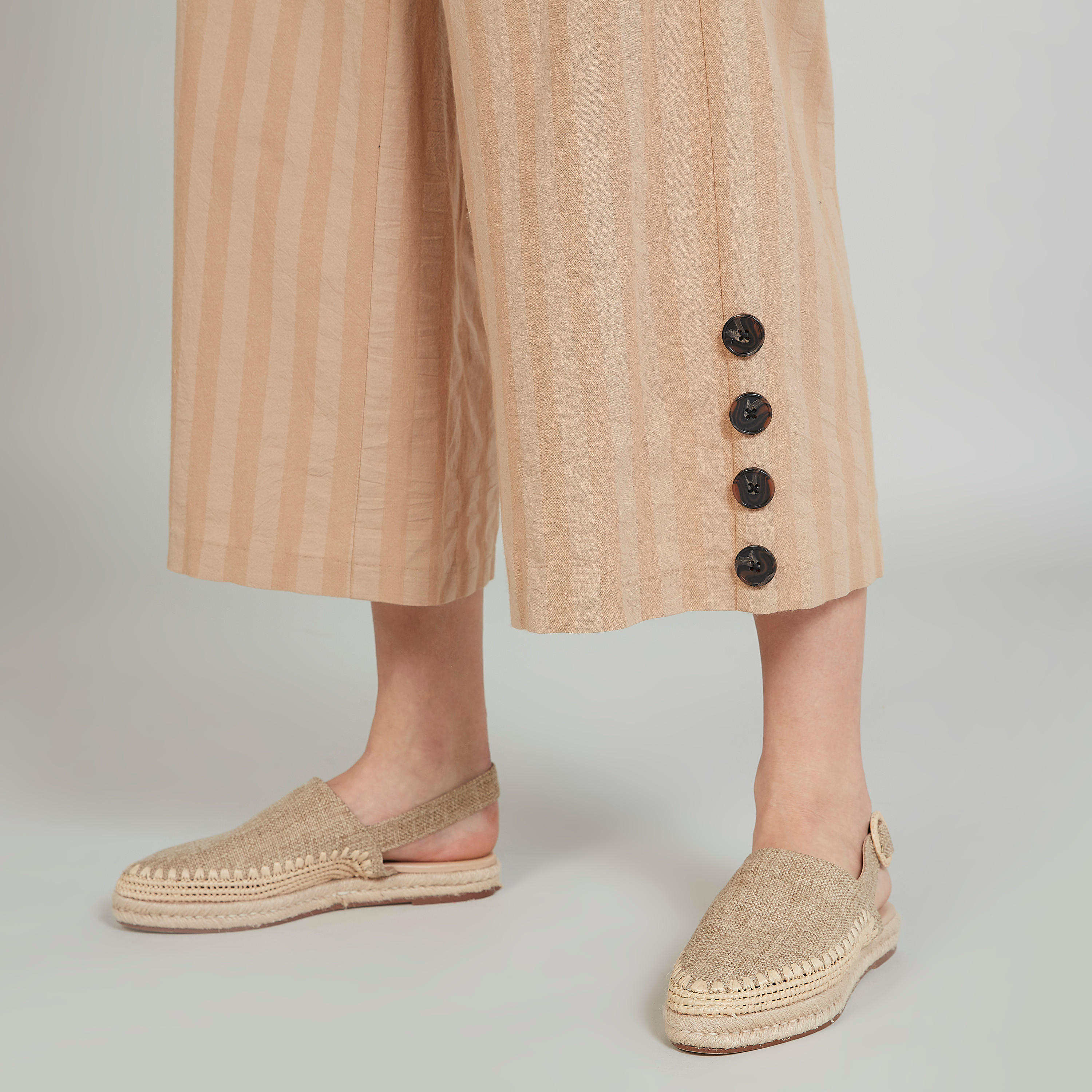 بنطلون قصير سادة بخصر مطاطي متوسط الارتفاع وتفاصيل جيوب-women-clothing-bottoms-trousers-image-5