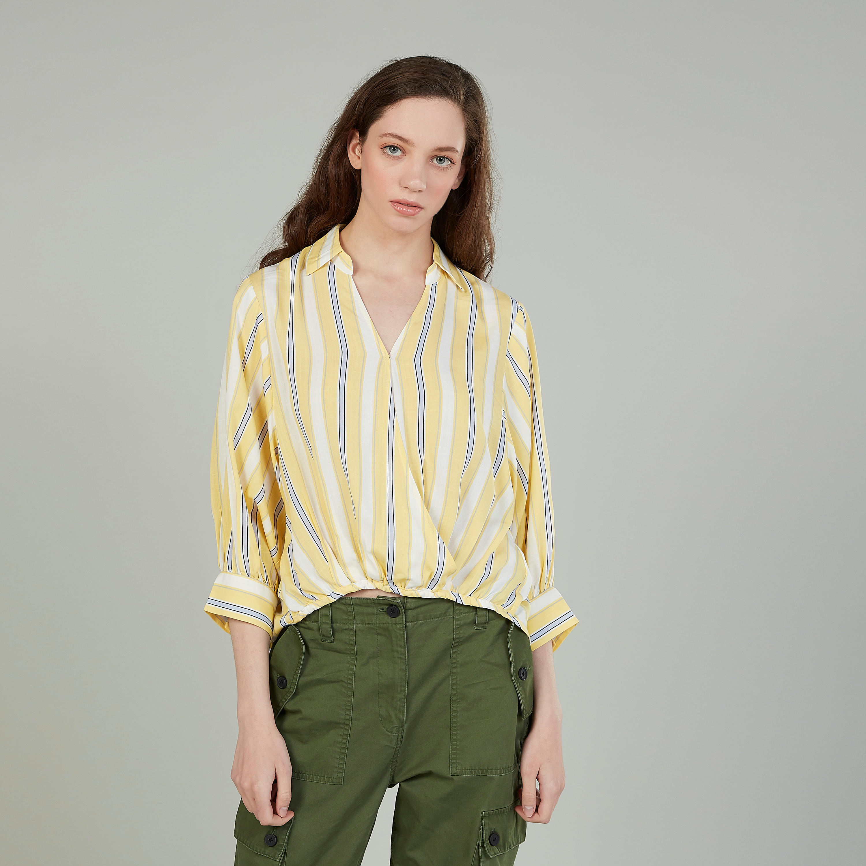 بلوزة مقلّمة بياقة V وأكمام طويلة-women-clothing-shirtsandblouses-blouses-image-1
