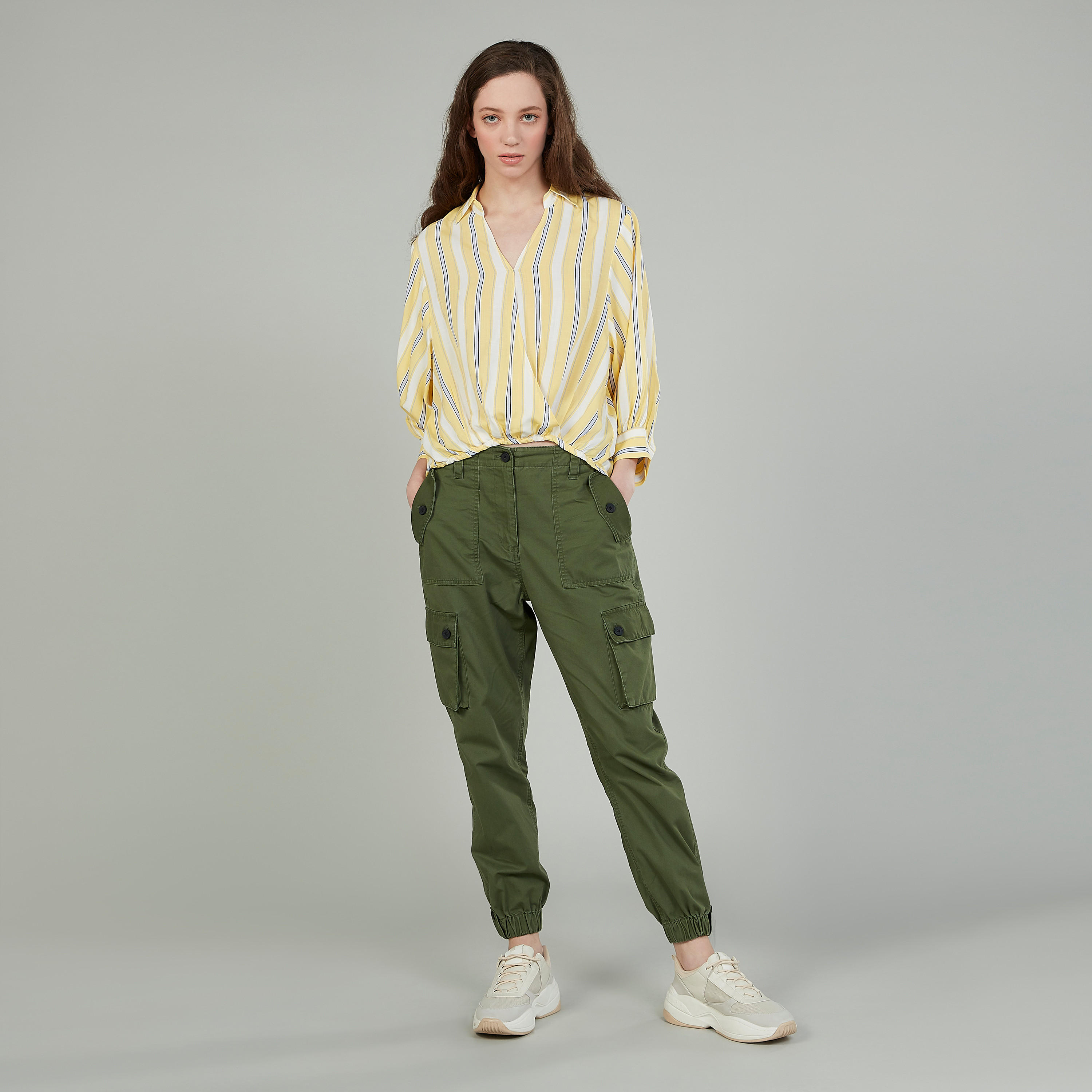 بلوزة مقلّمة بياقة V وأكمام طويلة-women-clothing-shirtsandblouses-blouses-image-2