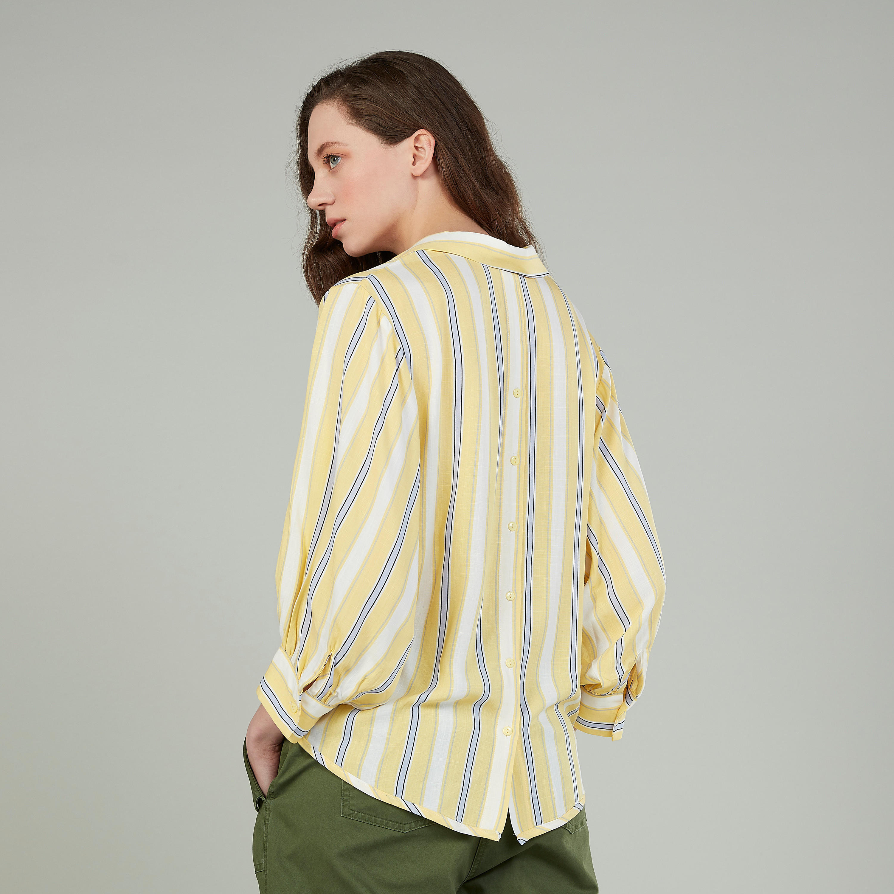 بلوزة مقلّمة بياقة V وأكمام طويلة-women-clothing-shirtsandblouses-blouses-image-4