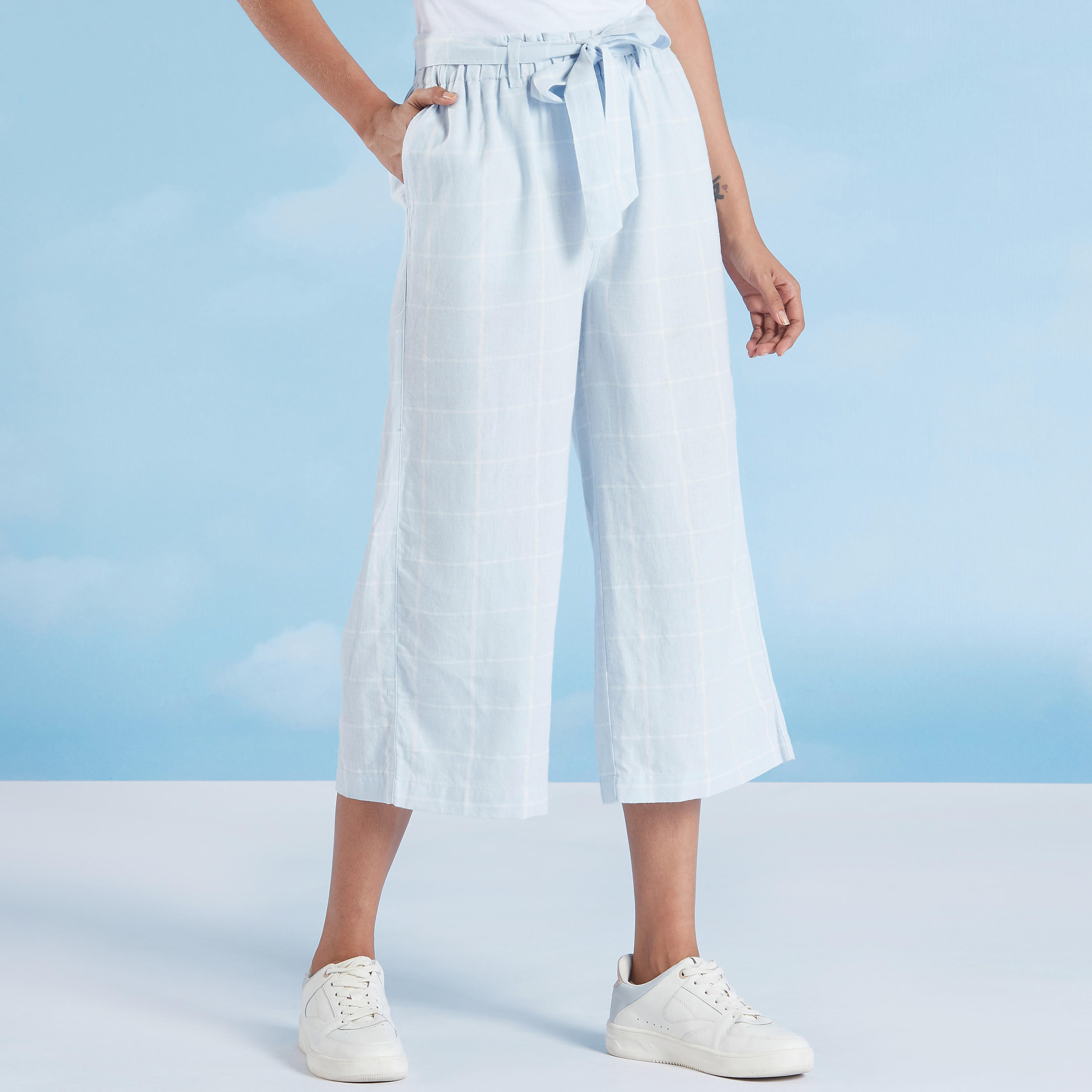 بنطلون قصير كاروهات بخصر متوسط الارتفاع بجيوب وخصر مطاطي-women-clothing-bottoms-trousers-image-1