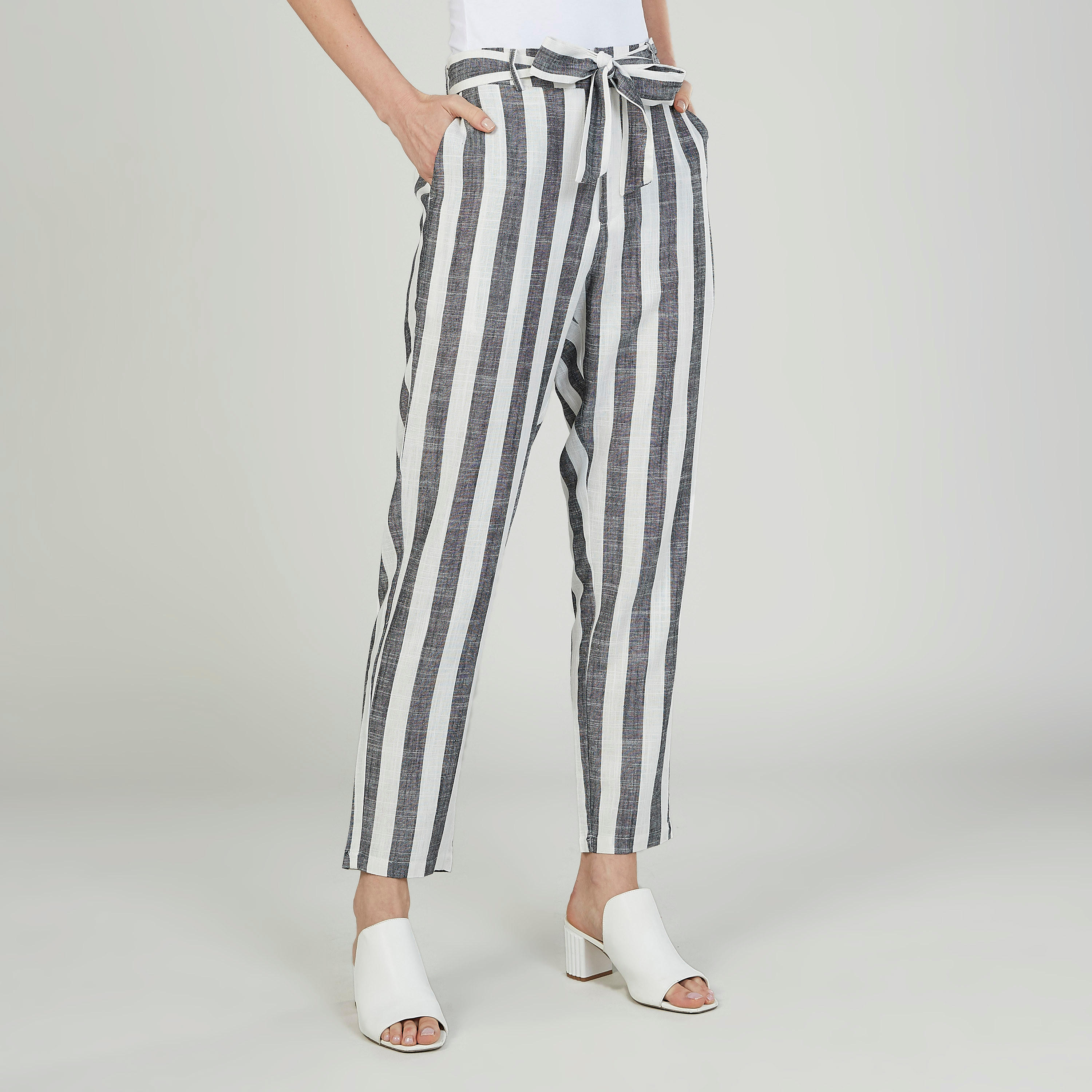 بنطلون قصير بخصر مرتفع مخطّط وتفاصيل جيوب وأربطة-women-clothing-bottoms-trousers-image-1