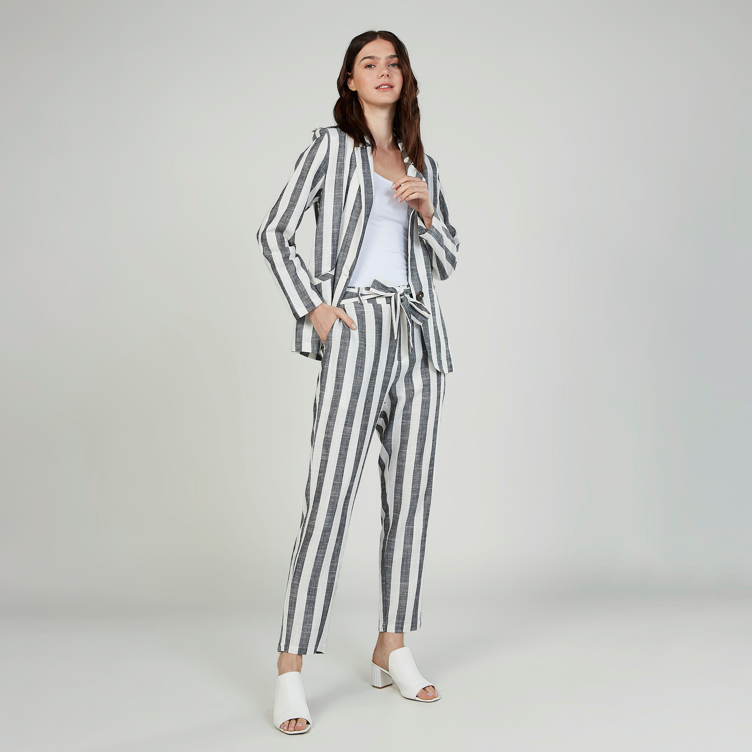 بنطلون قصير بخصر مرتفع مخطّط وتفاصيل جيوب وأربطة-women-clothing-bottoms-trousers-image-2