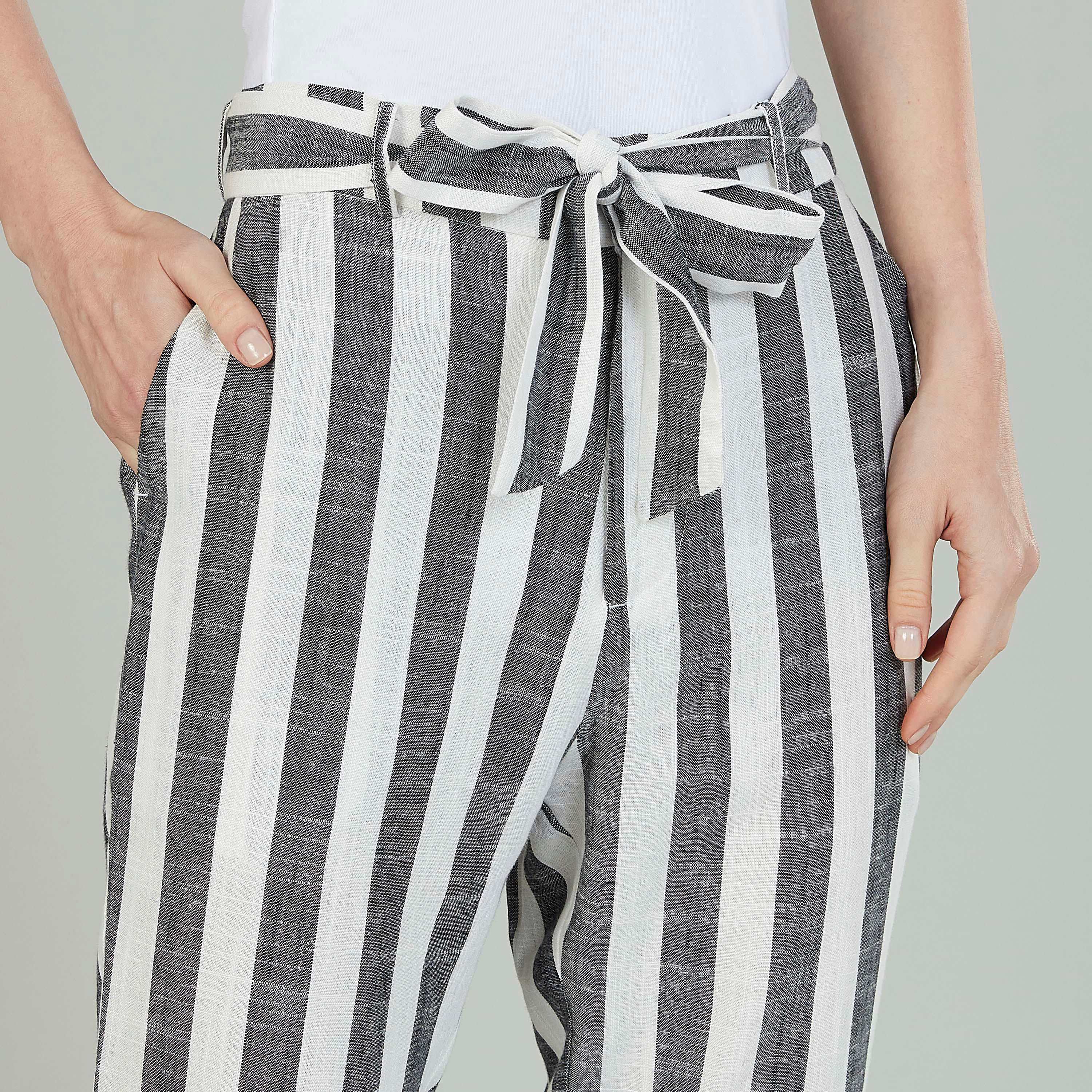 بنطلون قصير بخصر مرتفع مخطّط وتفاصيل جيوب وأربطة-women-clothing-bottoms-trousers-image-3