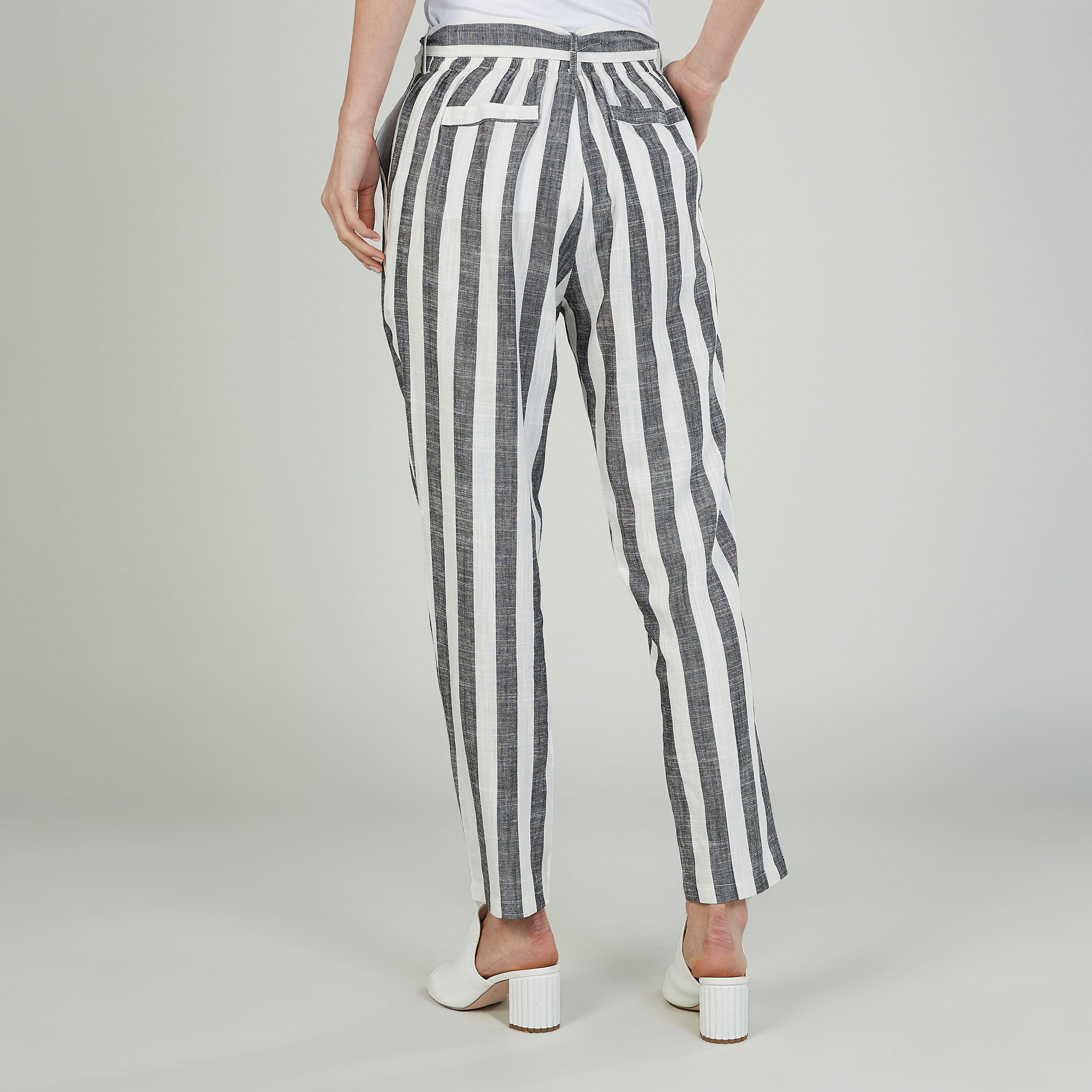 بنطلون قصير بخصر مرتفع مخطّط وتفاصيل جيوب وأربطة-women-clothing-bottoms-trousers-image-4
