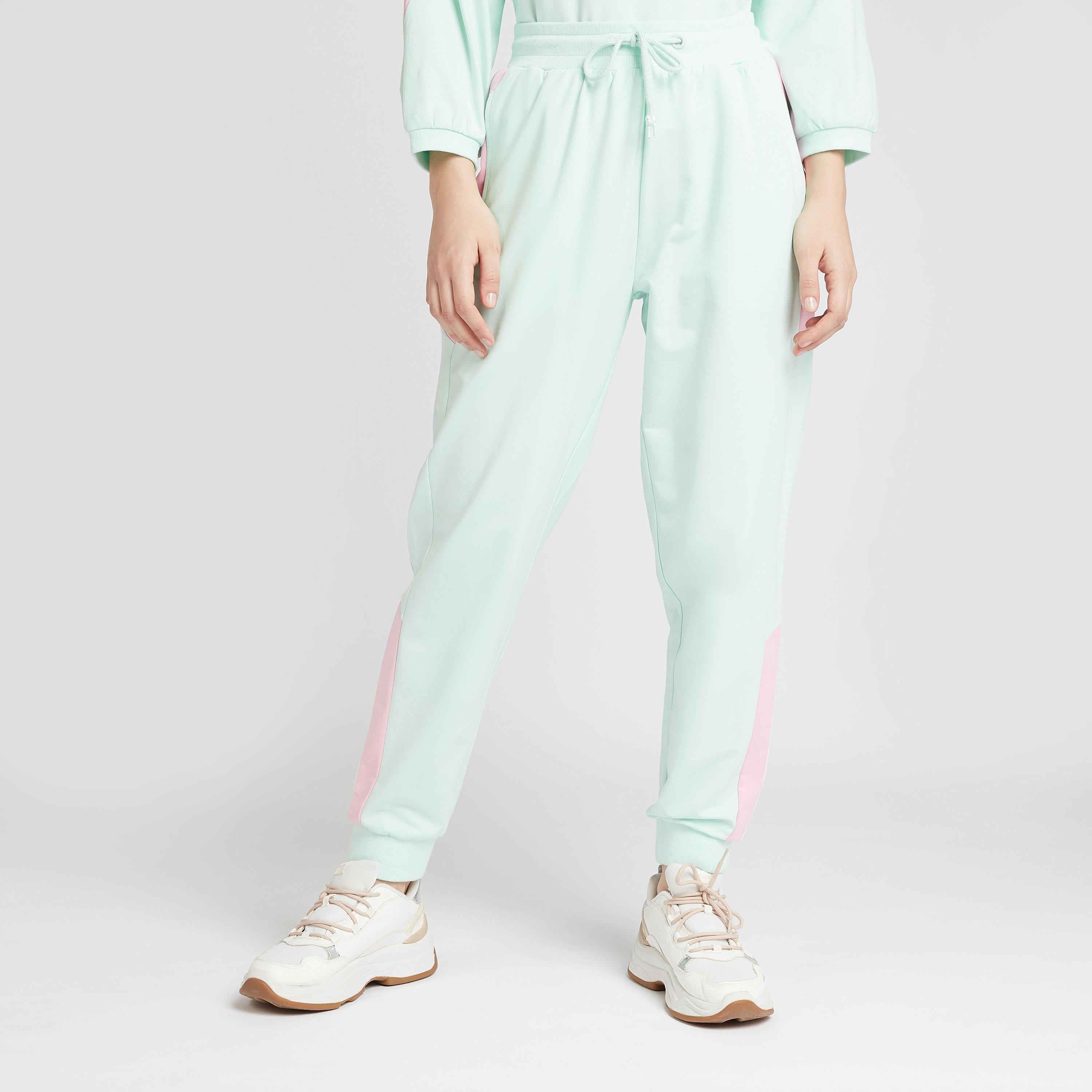 بنطلون رياضي بخصر مرتفع بارز الملمس بتفاصيل جيوب-women-clothing-bottoms-joggers-image-1