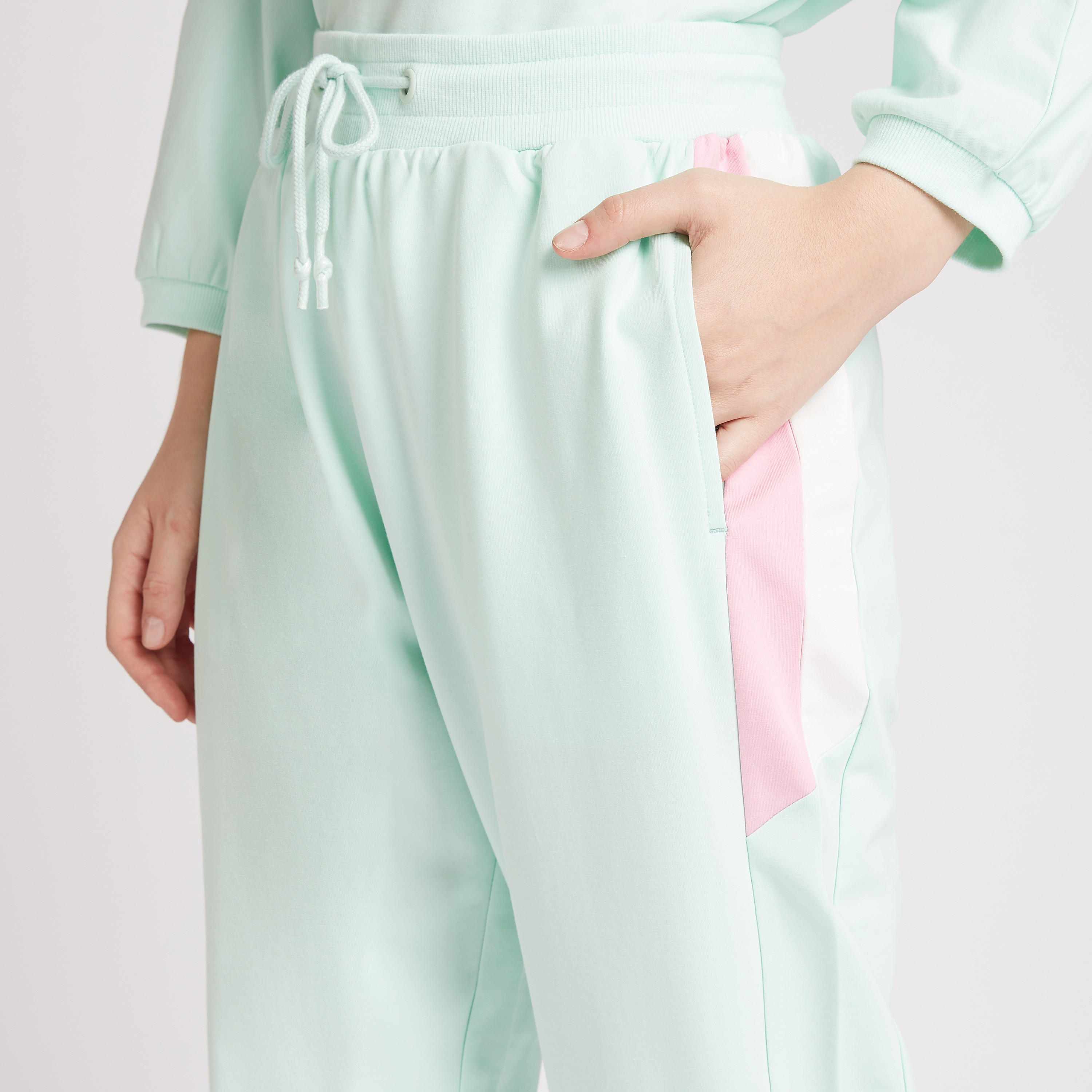 بنطلون رياضي بخصر مرتفع بارز الملمس بتفاصيل جيوب-women-clothing-bottoms-joggers-image-3
