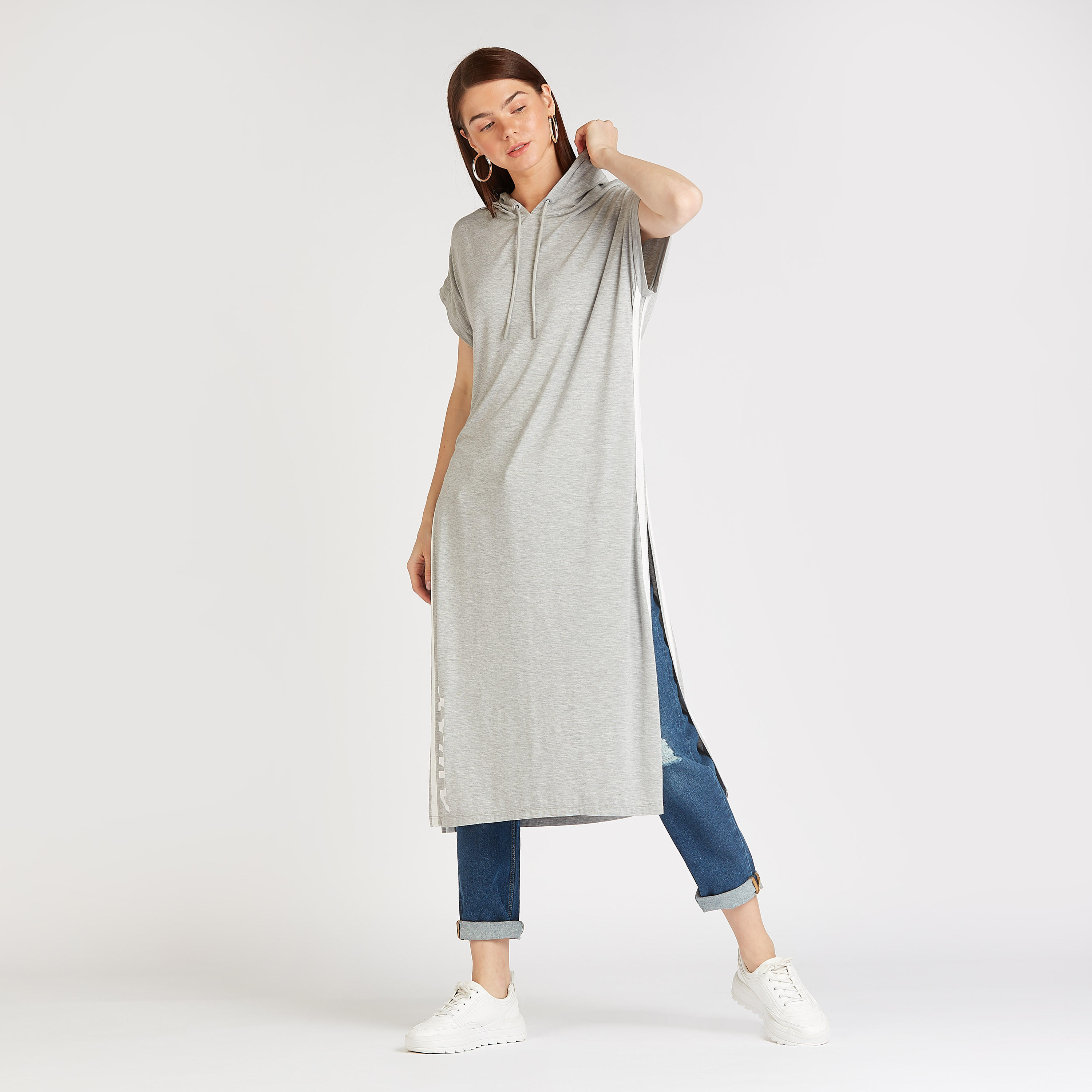 تيشيرت طويل بطبعات وأكمام متصّلة وقبّعة-women-clothing-tshirts-image-1