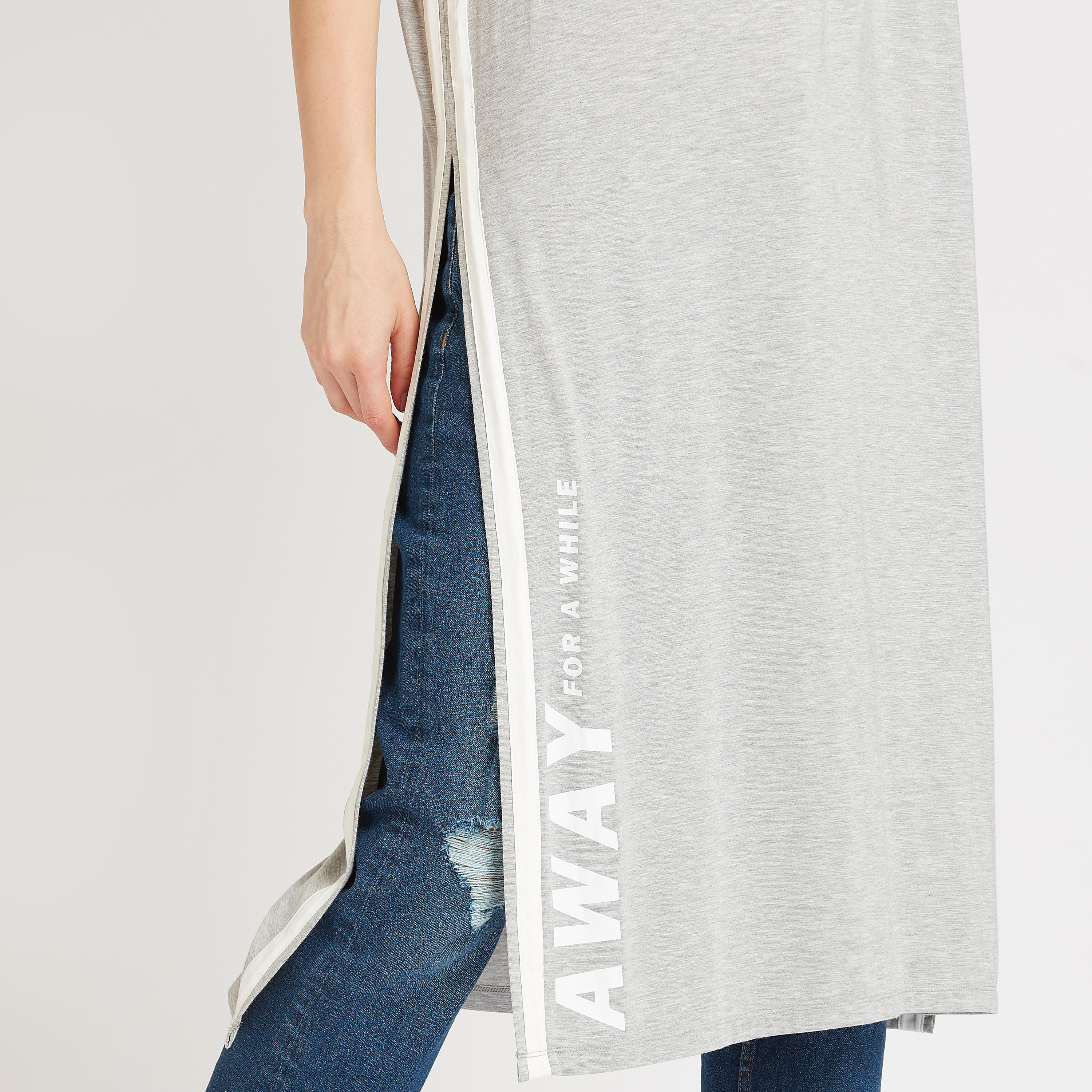 تيشيرت طويل بطبعات وأكمام متصّلة وقبّعة-women-clothing-tshirts-image-3