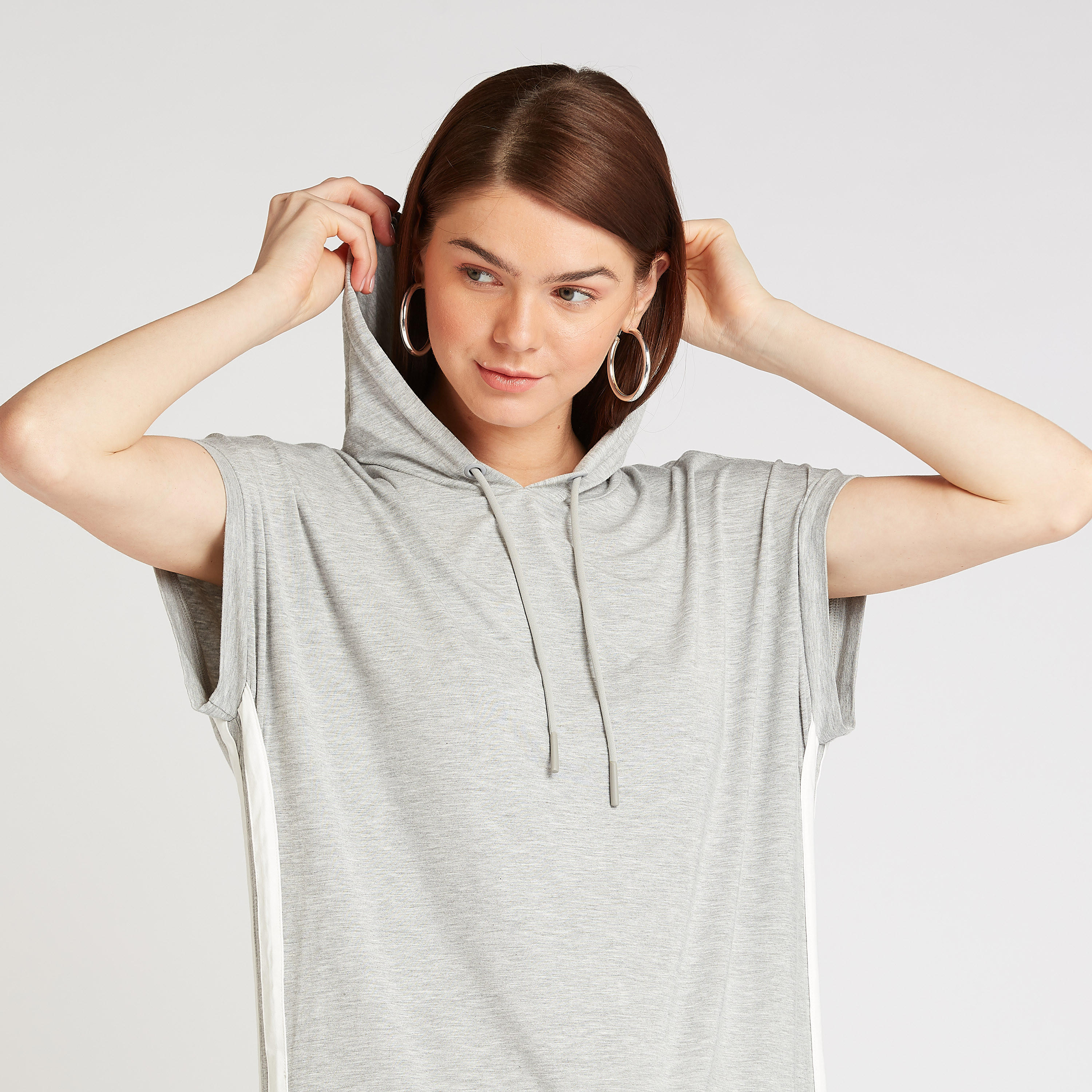 تيشيرت طويل بطبعات وأكمام متصّلة وقبّعة-women-clothing-tshirts-image-5