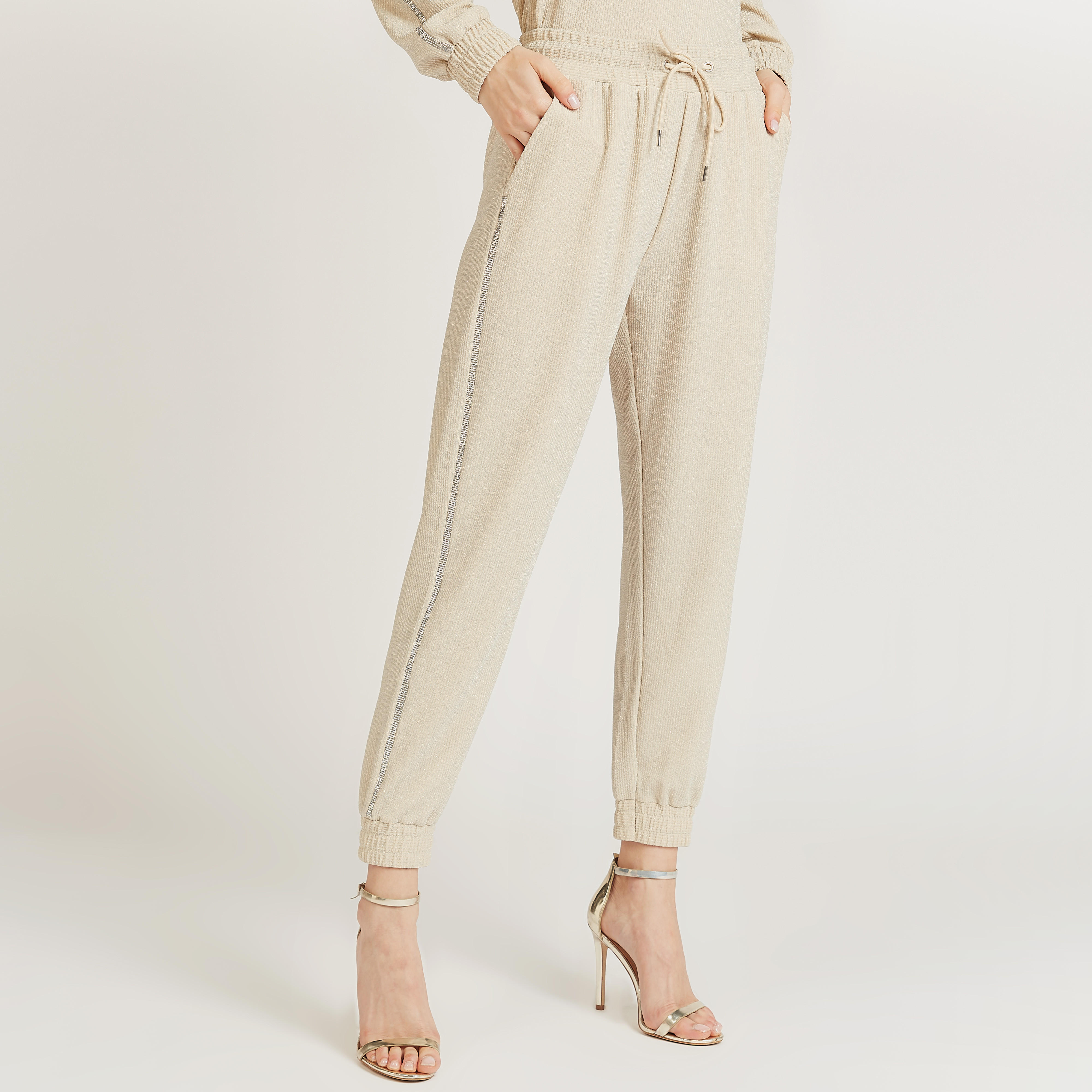 بنطلون رياضي بارز الملمس بخصر مرتفع وجيوب-women-clothing-bottoms-joggers-image-1
