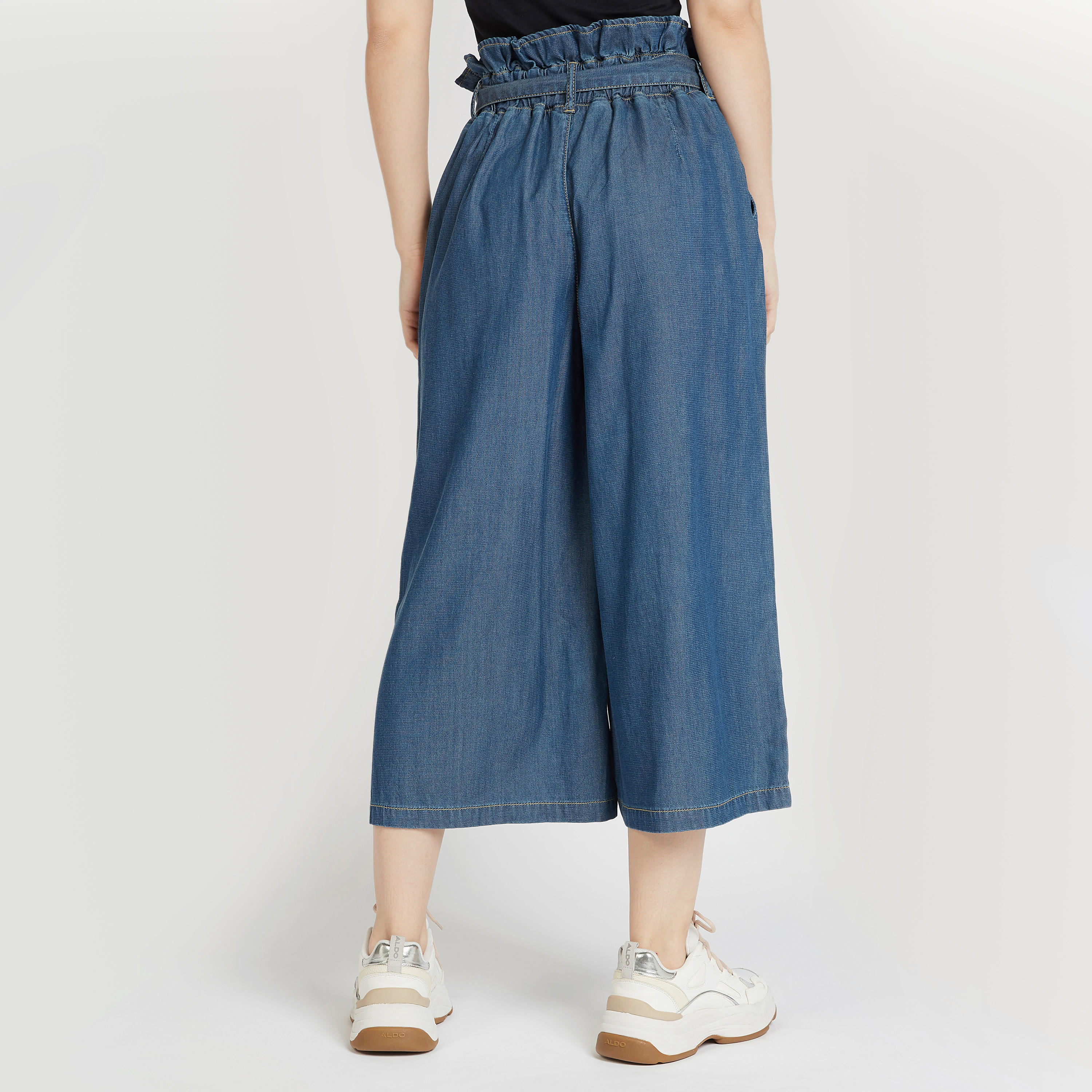 بنطلون قصير واسع سادة بخصر مرتفع بتفاصيل جيوب وأربطة-women-clothing-bottoms-trousers-image-4