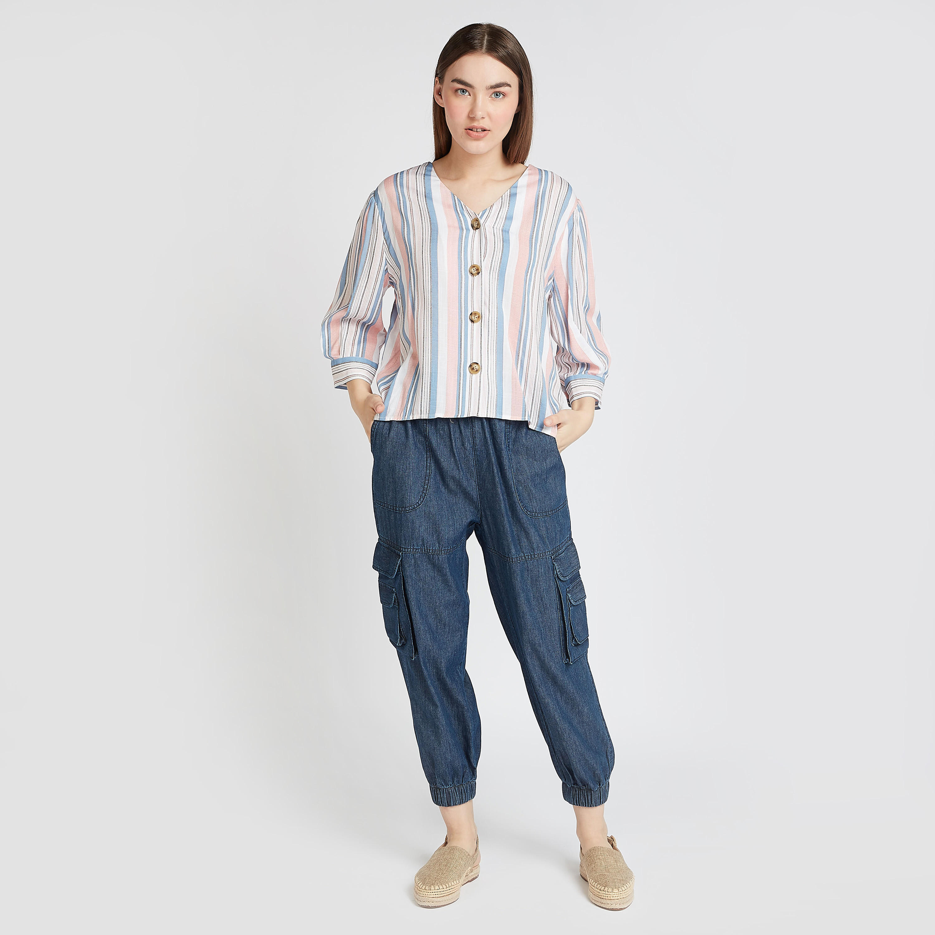 بلوزة مخططة بقصة ضيقة بياقة V وأكمام طويلة-women-clothing-shirtsandblouses-blouses-image-2