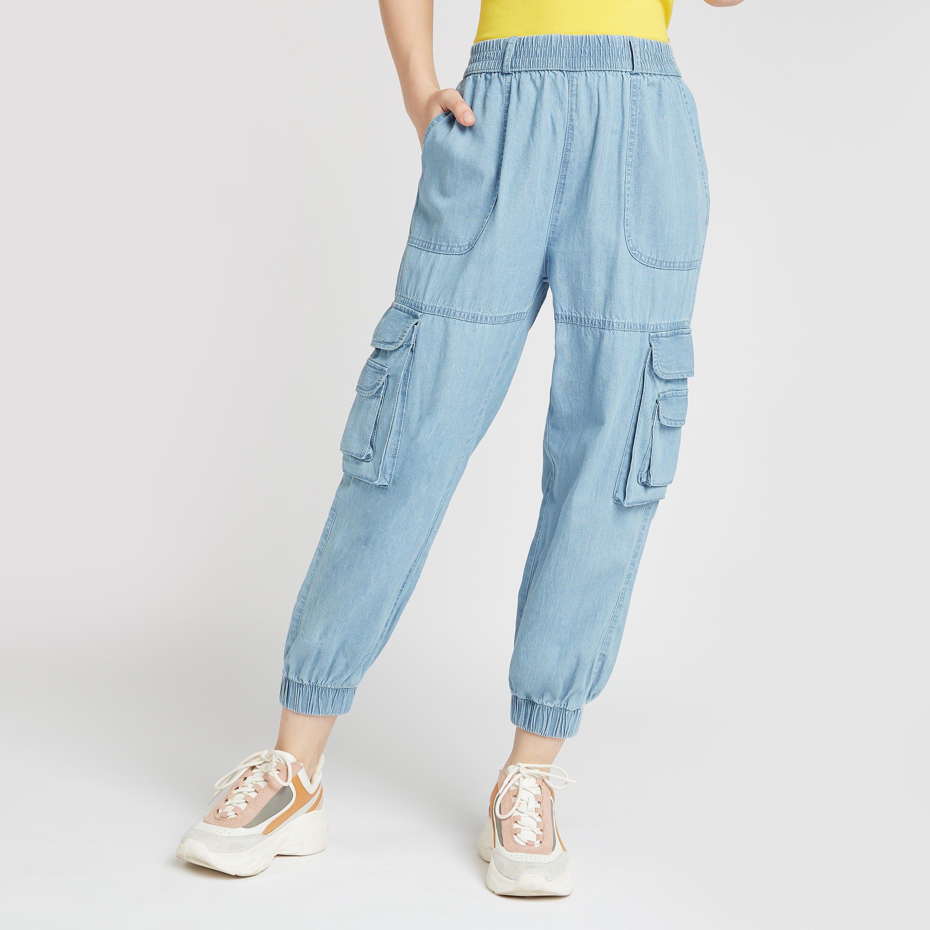 بنطلون كارجو سادة بخصر مطّاطي متوسط الارتفاع وجيوب-women-clothing-bottoms-joggers-image-1