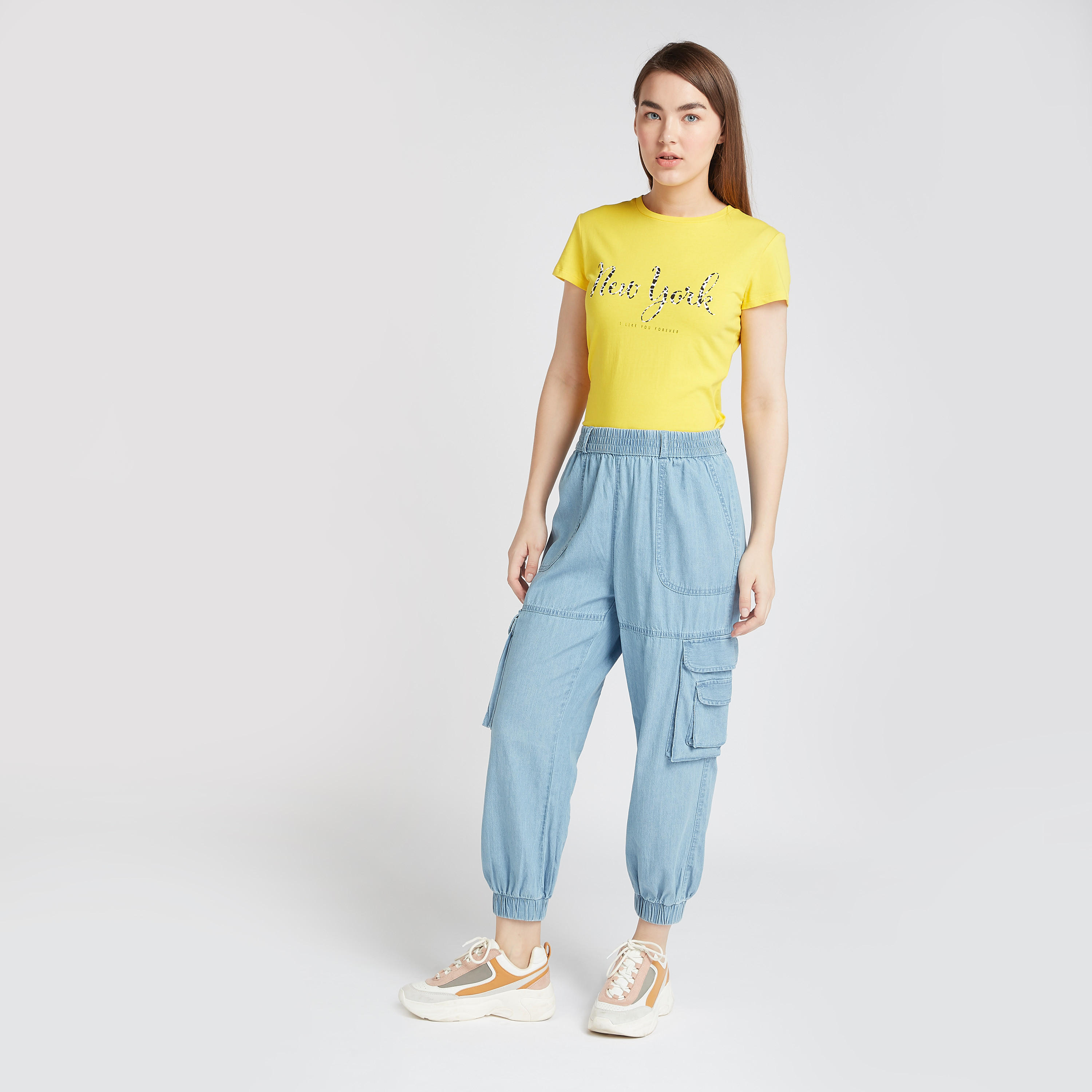 بنطلون كارجو سادة بخصر مطّاطي متوسط الارتفاع وجيوب-women-clothing-bottoms-joggers-image-2