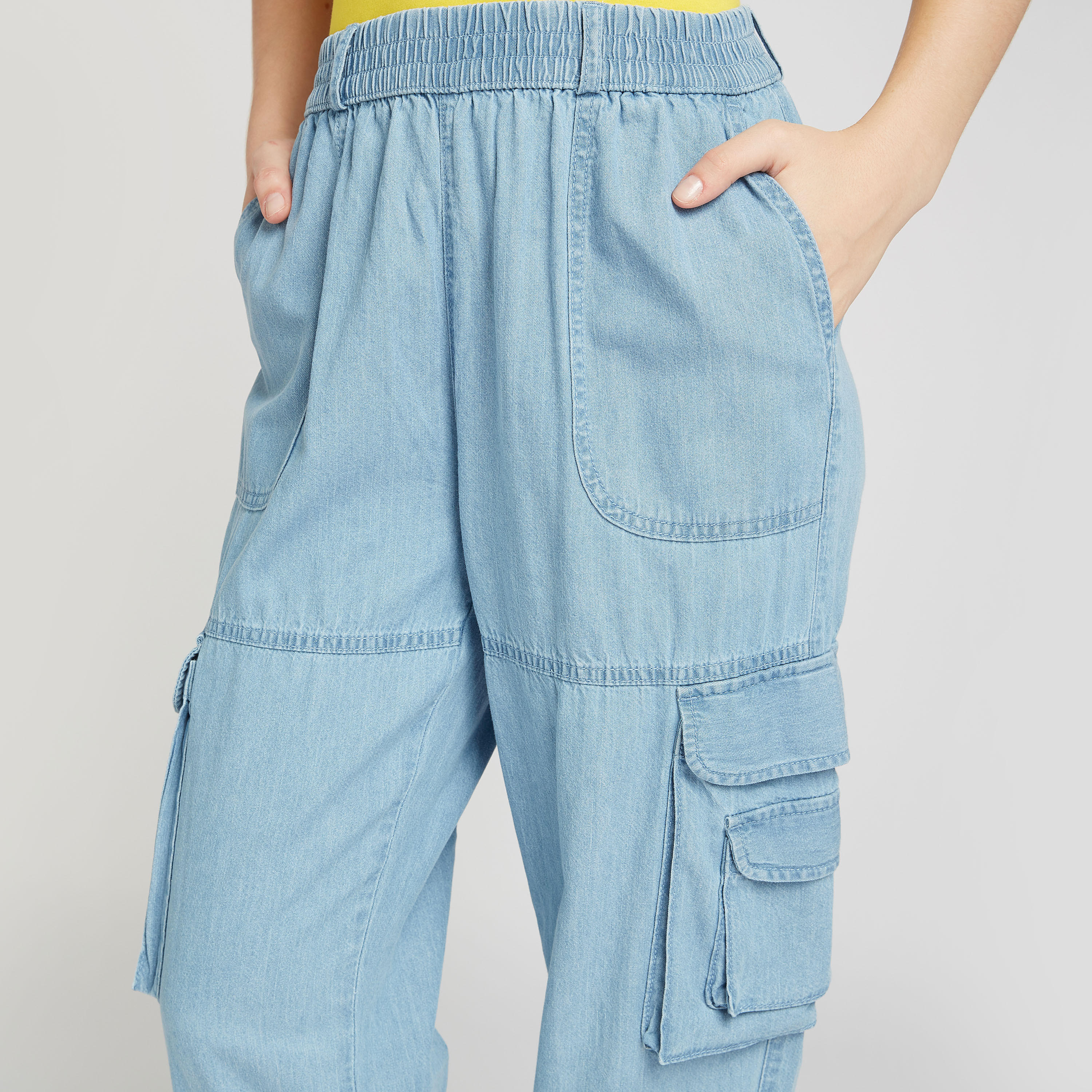 بنطلون كارجو سادة بخصر مطّاطي متوسط الارتفاع وجيوب-women-clothing-bottoms-joggers-image-3