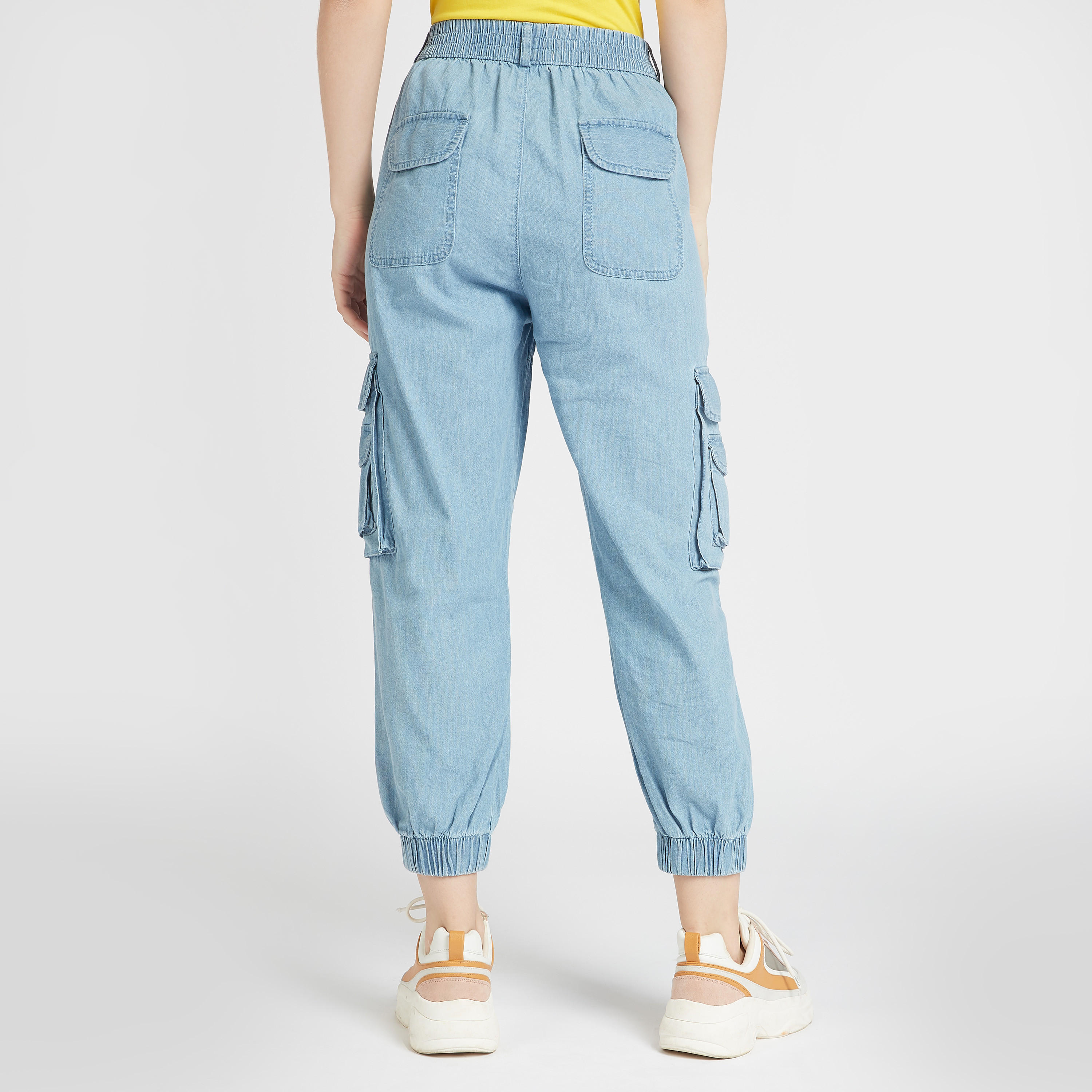 بنطلون كارجو سادة بخصر مطّاطي متوسط الارتفاع وجيوب-women-clothing-bottoms-joggers-image-4