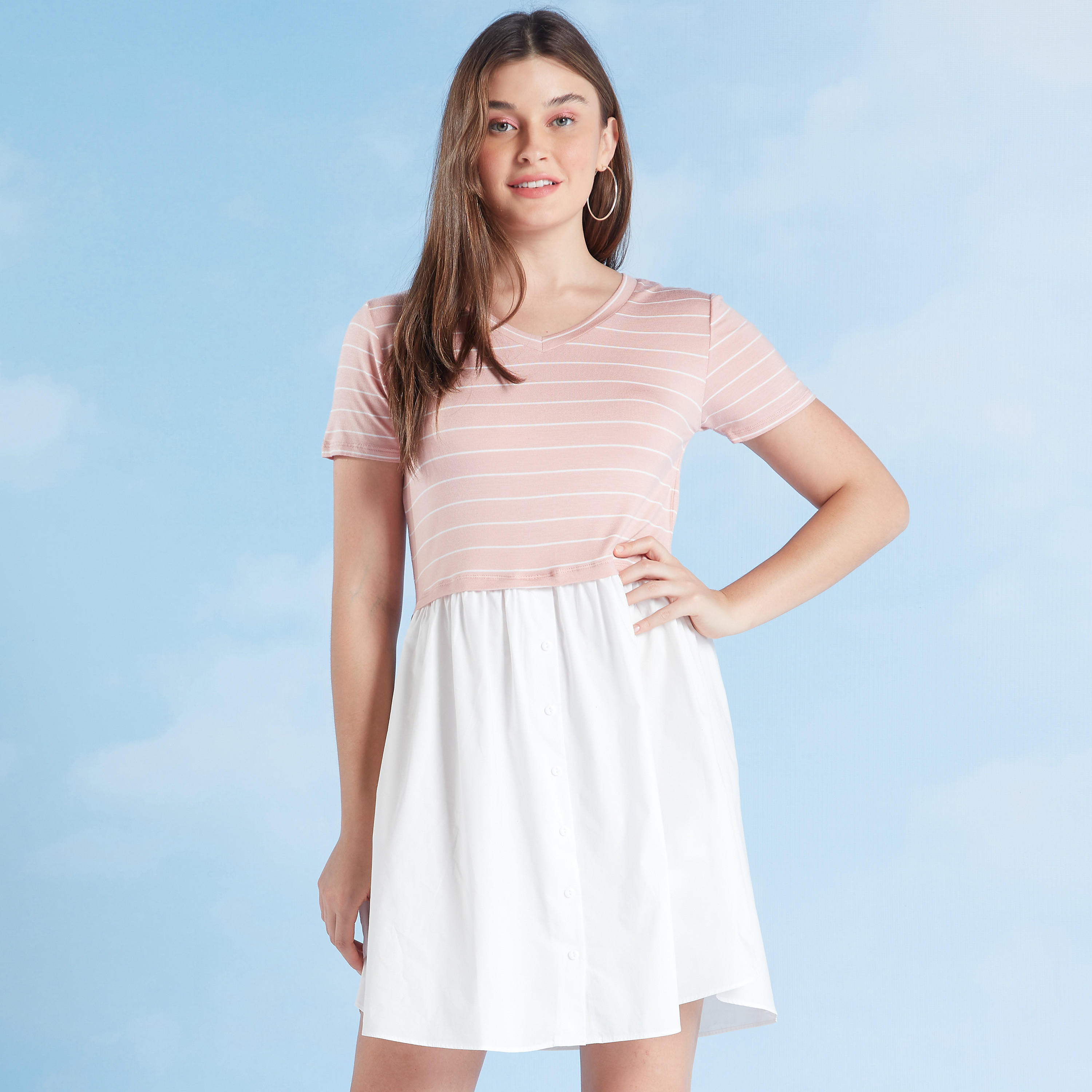 بلوزة تونيك مخططة بياقة V وأكمام قصيرة وطبعات-women-clothing-shirtsandblouses-blouses-image-1