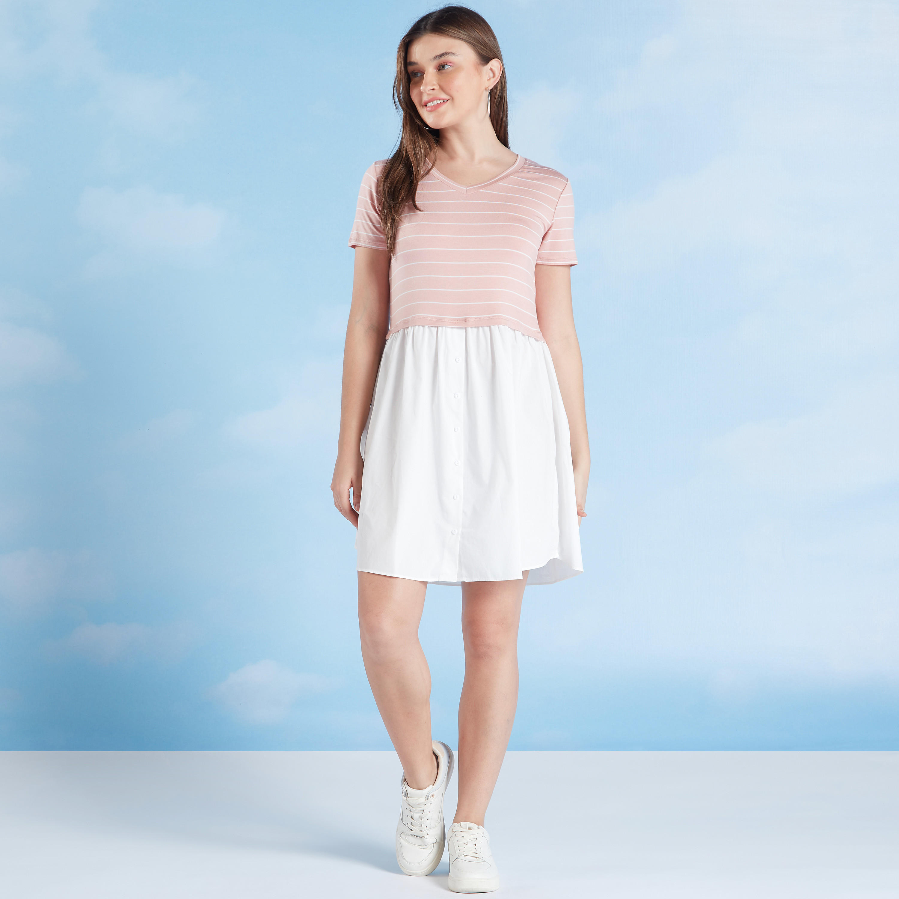 بلوزة تونيك مخططة بياقة V وأكمام قصيرة وطبعات-women-clothing-shirtsandblouses-blouses-image-2