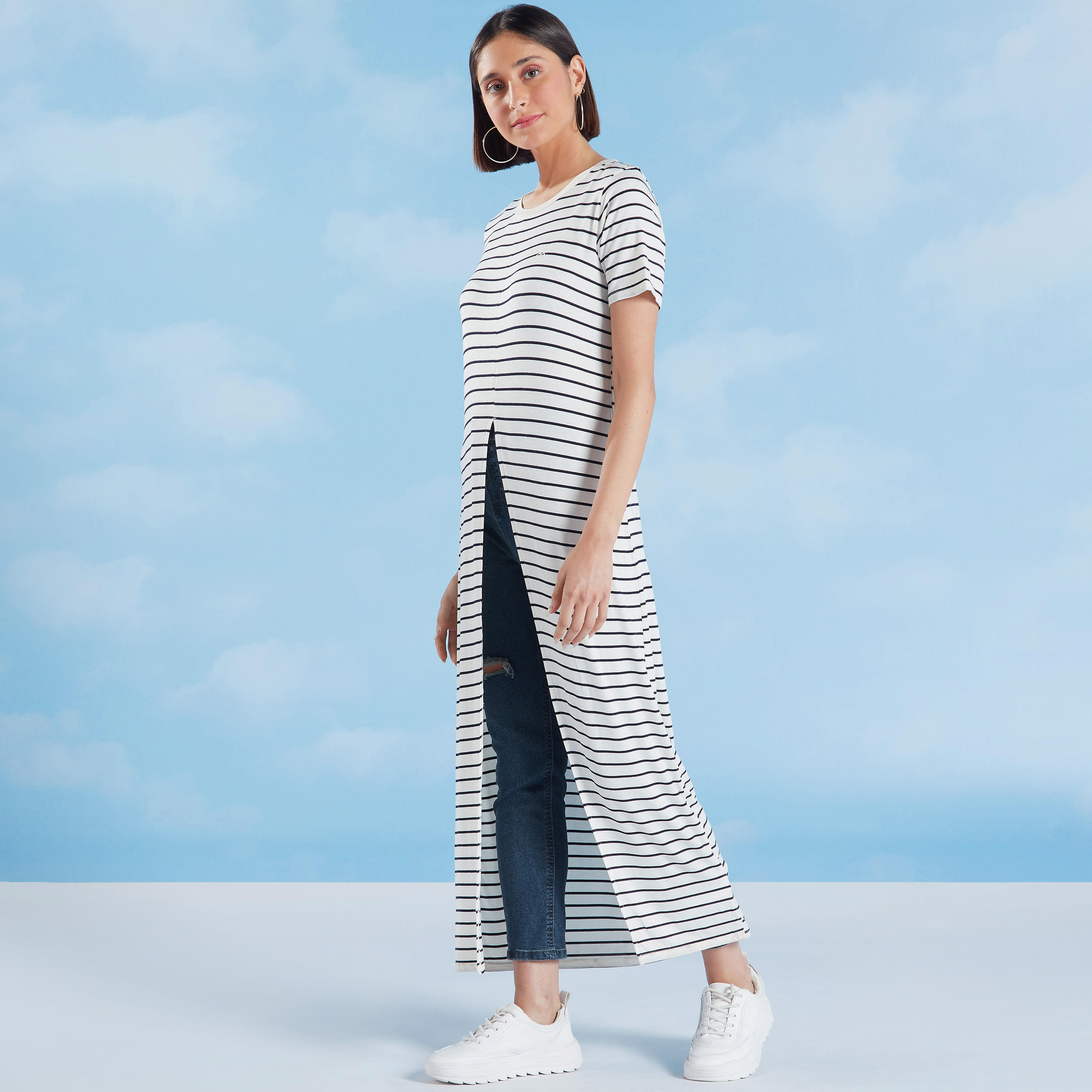 تيشيرت طويل مقلّم بياقة مستديرة وأكمام قصيرة-women-clothing-tshirts-image-1