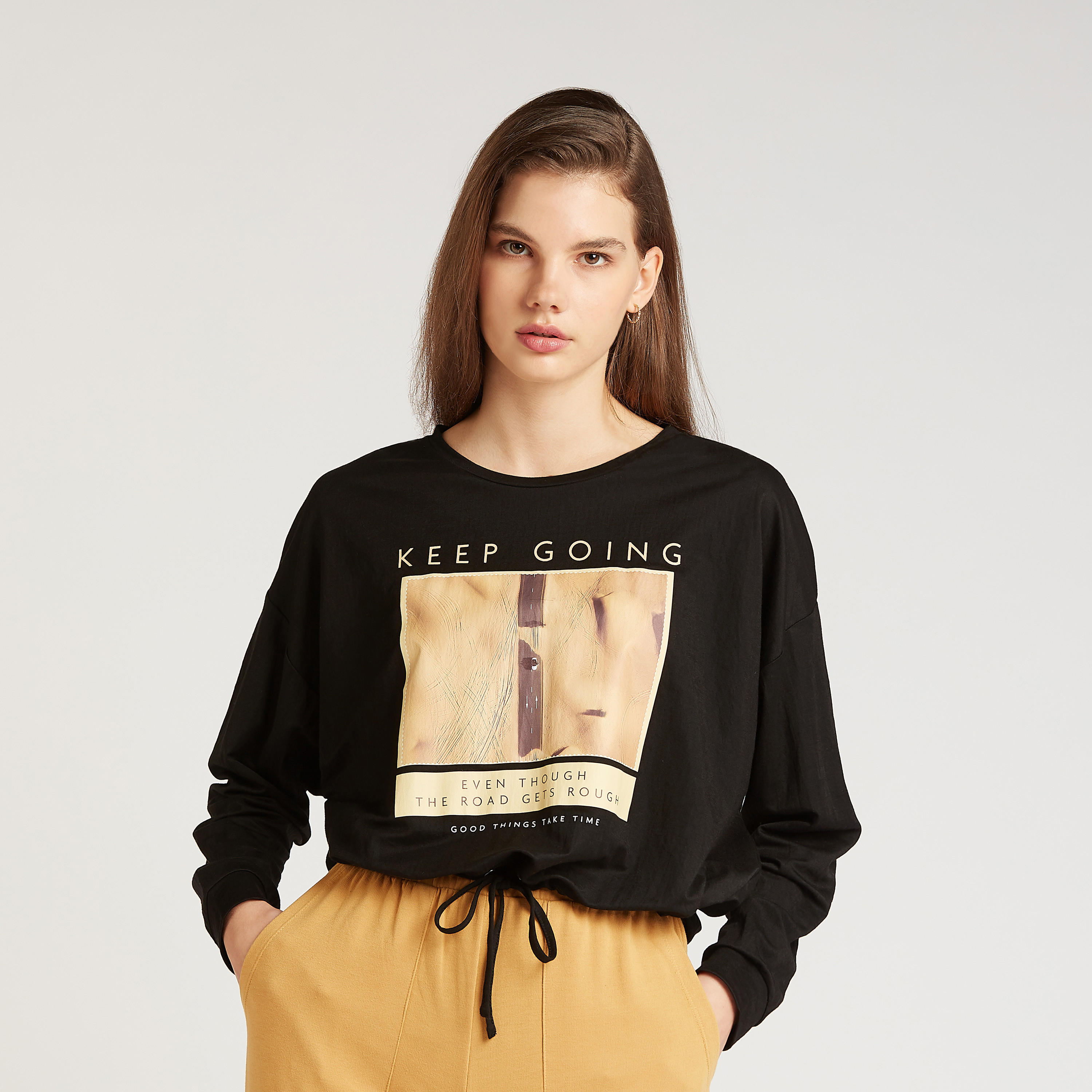 سويت شيرت قصير بأكمام واسعة وأربطة بطبعات-women-winterwear-hoodiesandsweatshirts-sweatshirts-image-1