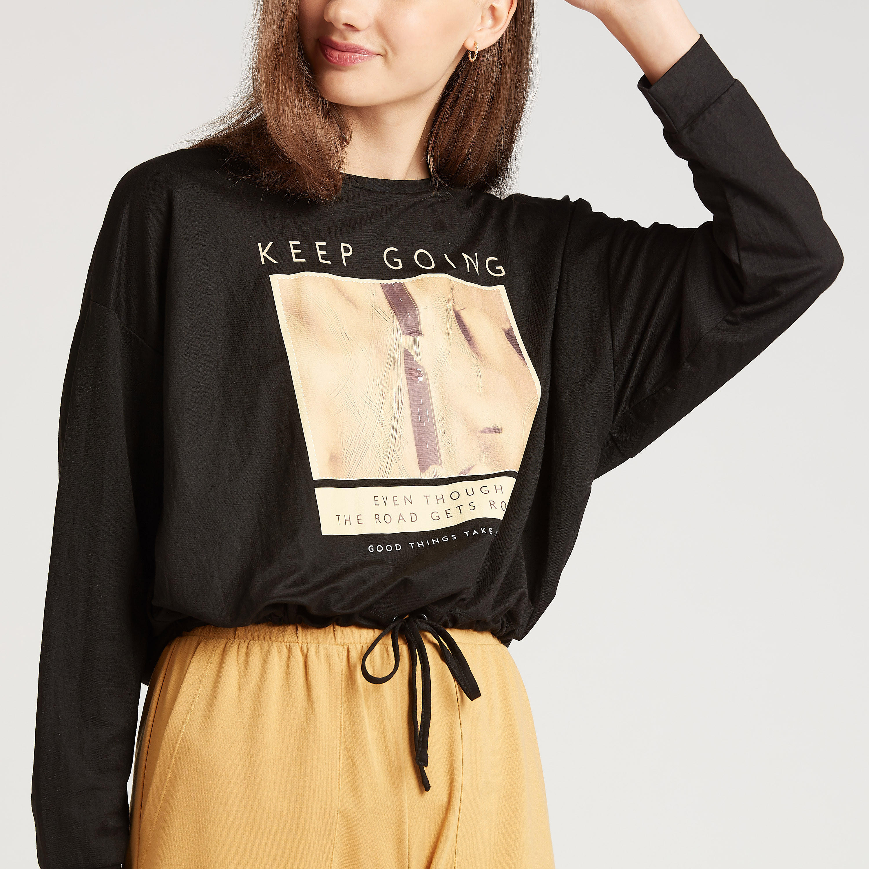 سويت شيرت قصير بأكمام واسعة وأربطة بطبعات-women-winterwear-hoodiesandsweatshirts-sweatshirts-image-3