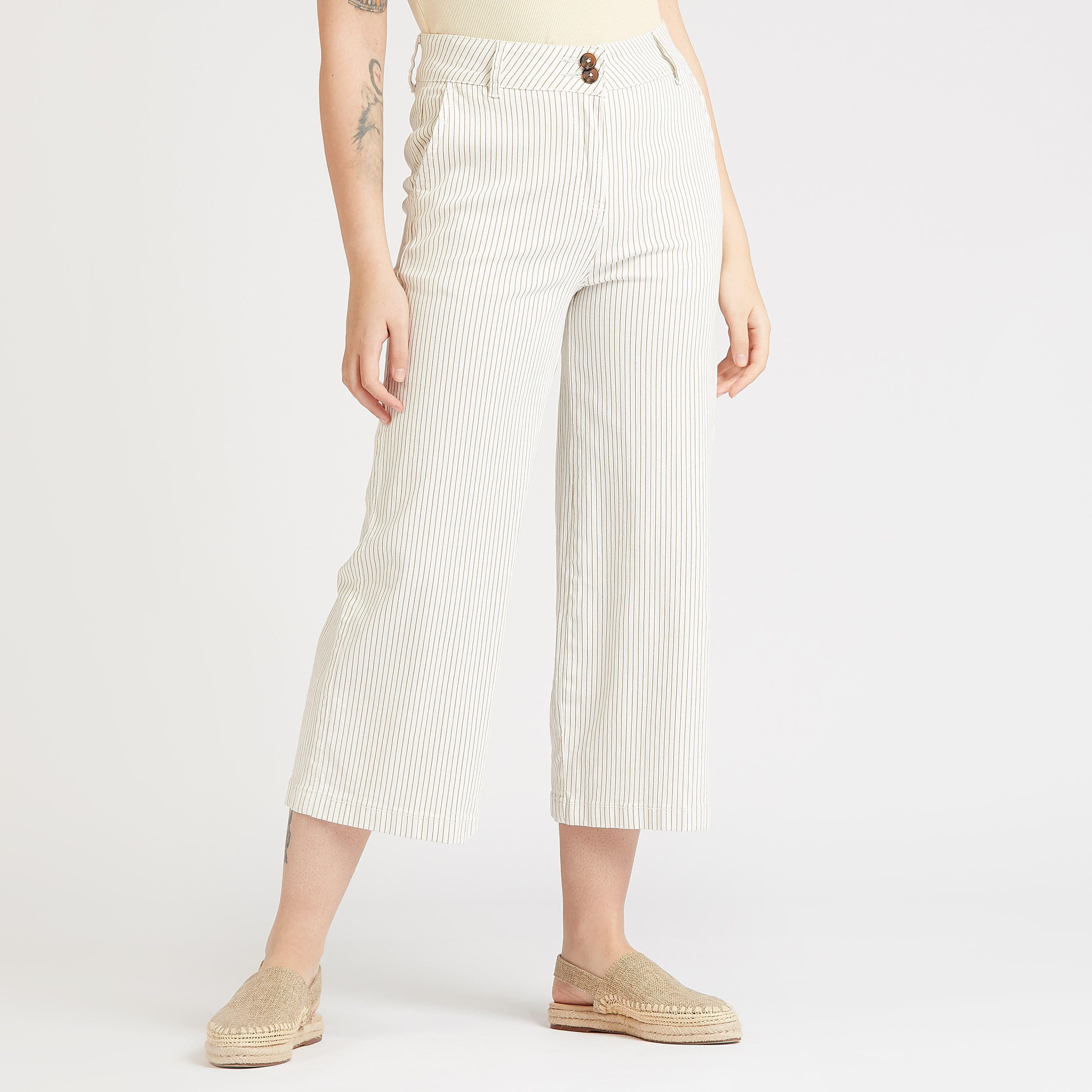 بنطلون قصير مخطط بخصر متوسّط الارتفاع بتفاصيل جيوب وعراوي حزام-women-clothing-bottoms-trousers-image-1