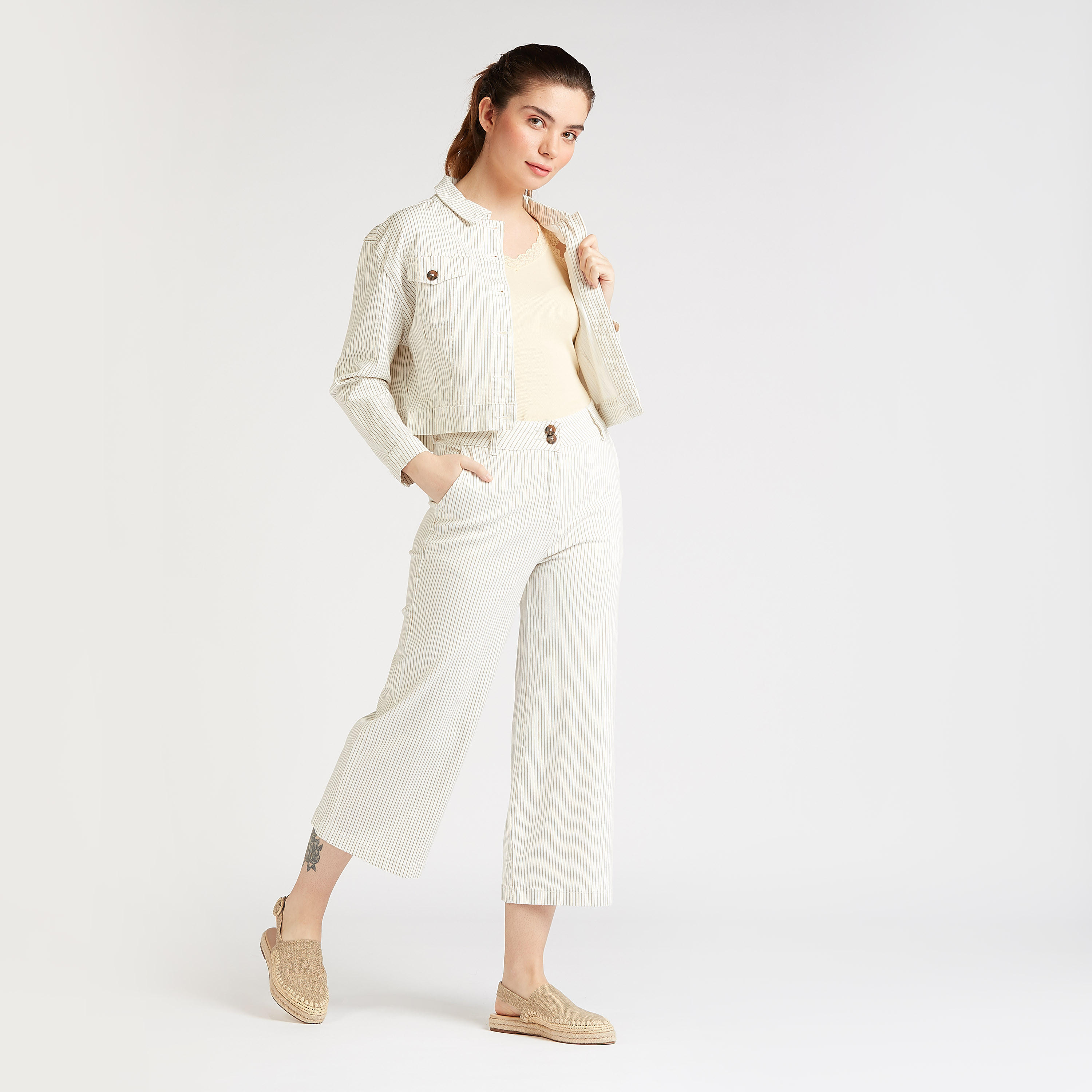 بنطلون قصير مخطط بخصر متوسّط الارتفاع بتفاصيل جيوب وعراوي حزام-women-clothing-bottoms-trousers-image-2
