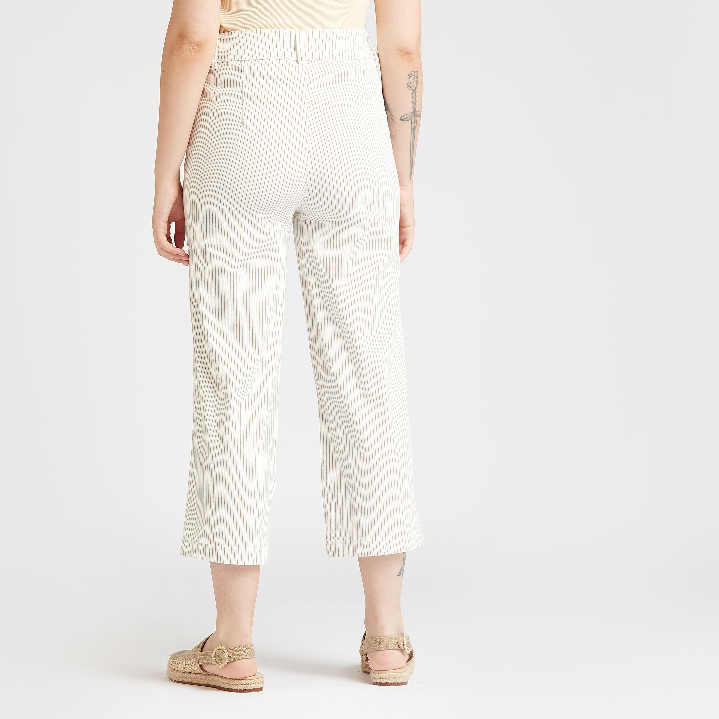 بنطلون قصير مخطط بخصر متوسّط الارتفاع بتفاصيل جيوب وعراوي حزام-women-clothing-bottoms-trousers-image-4