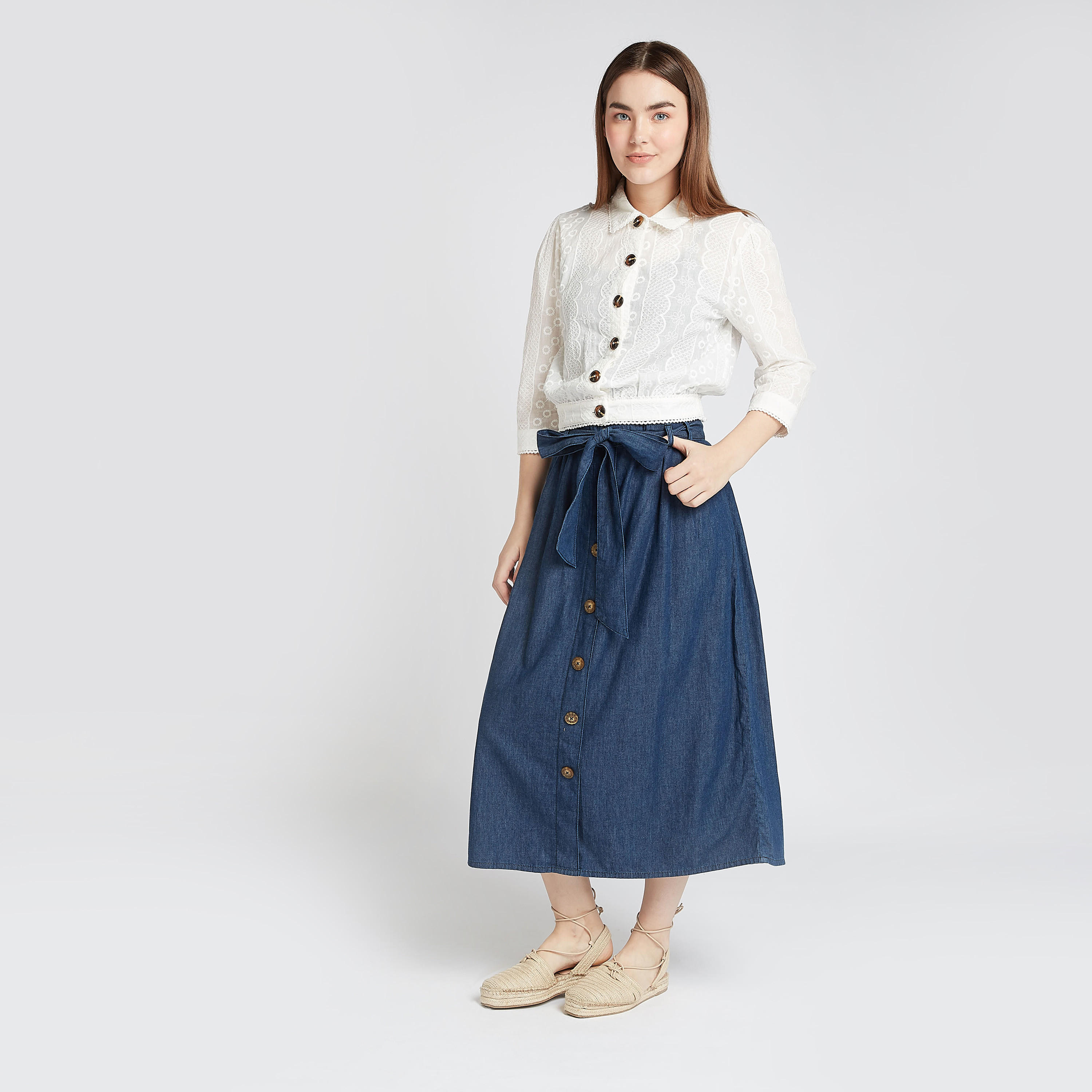 تنّورة دنيم ميدي بخصر متوسّط الإرتفاع وتفاصيل زر وأربطة-women-clothing-bottoms-skirts-image-2
