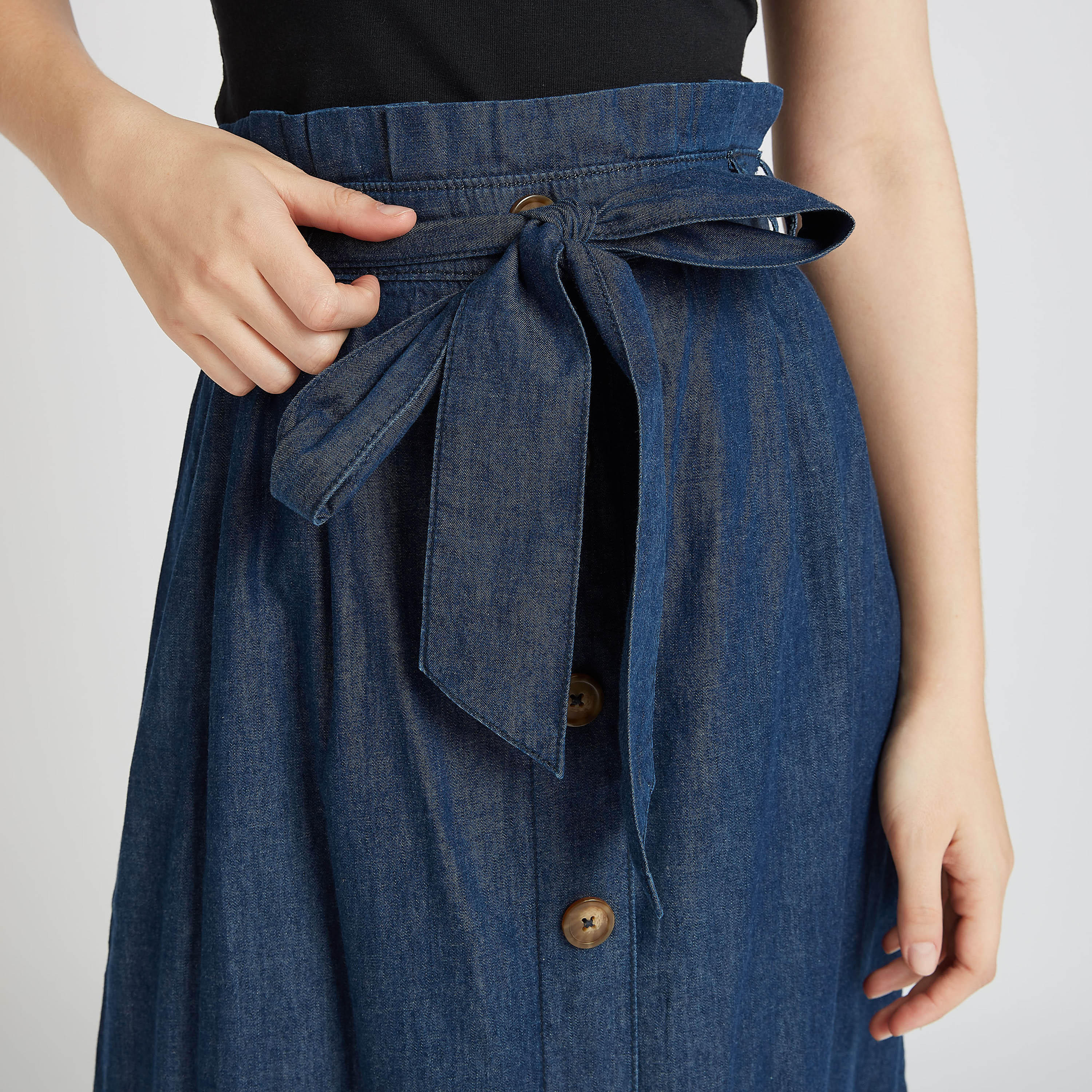 تنّورة دنيم ميدي بخصر متوسّط الإرتفاع وتفاصيل زر وأربطة-women-clothing-bottoms-skirts-image-3
