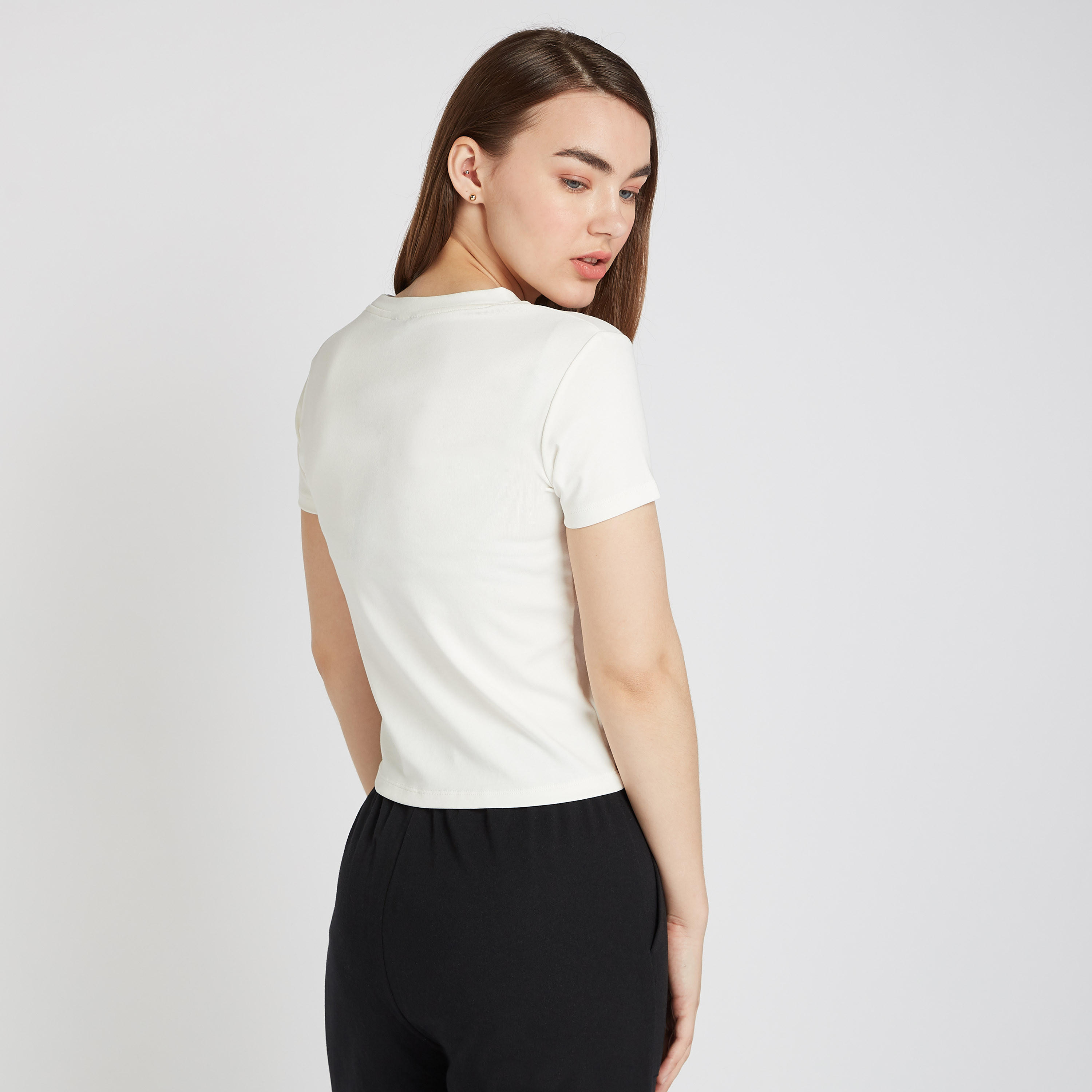 تيشيرت مزين بياقة ضيقة وأكمام قصيرة-women-clothing-tshirts-image-4