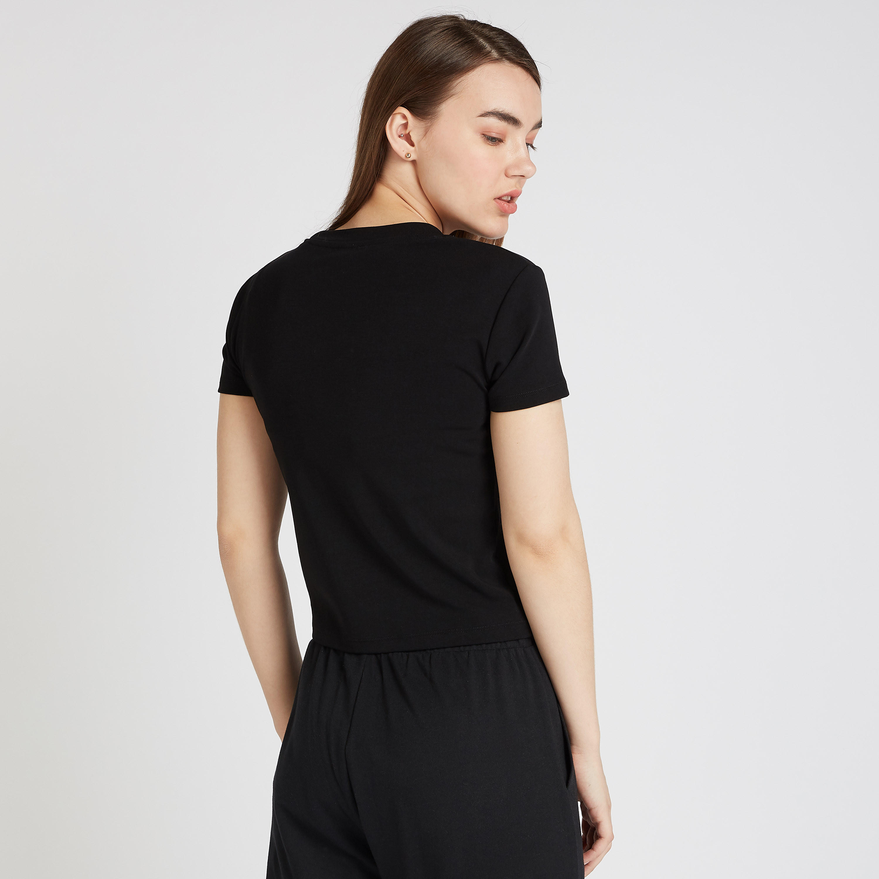 تيشيرت مزين بياقة ضيقة وأكمام قصيرة-women-clothing-tshirts-image-4
