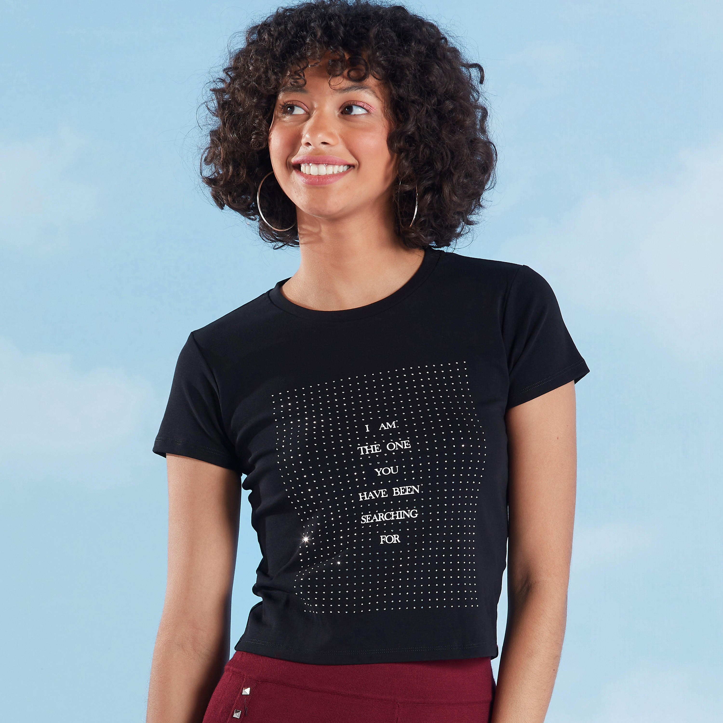 تيشيرت مستدام مزيّن بياقة ضيّقة وأكمام كاب-women-clothing-tshirts-image-4