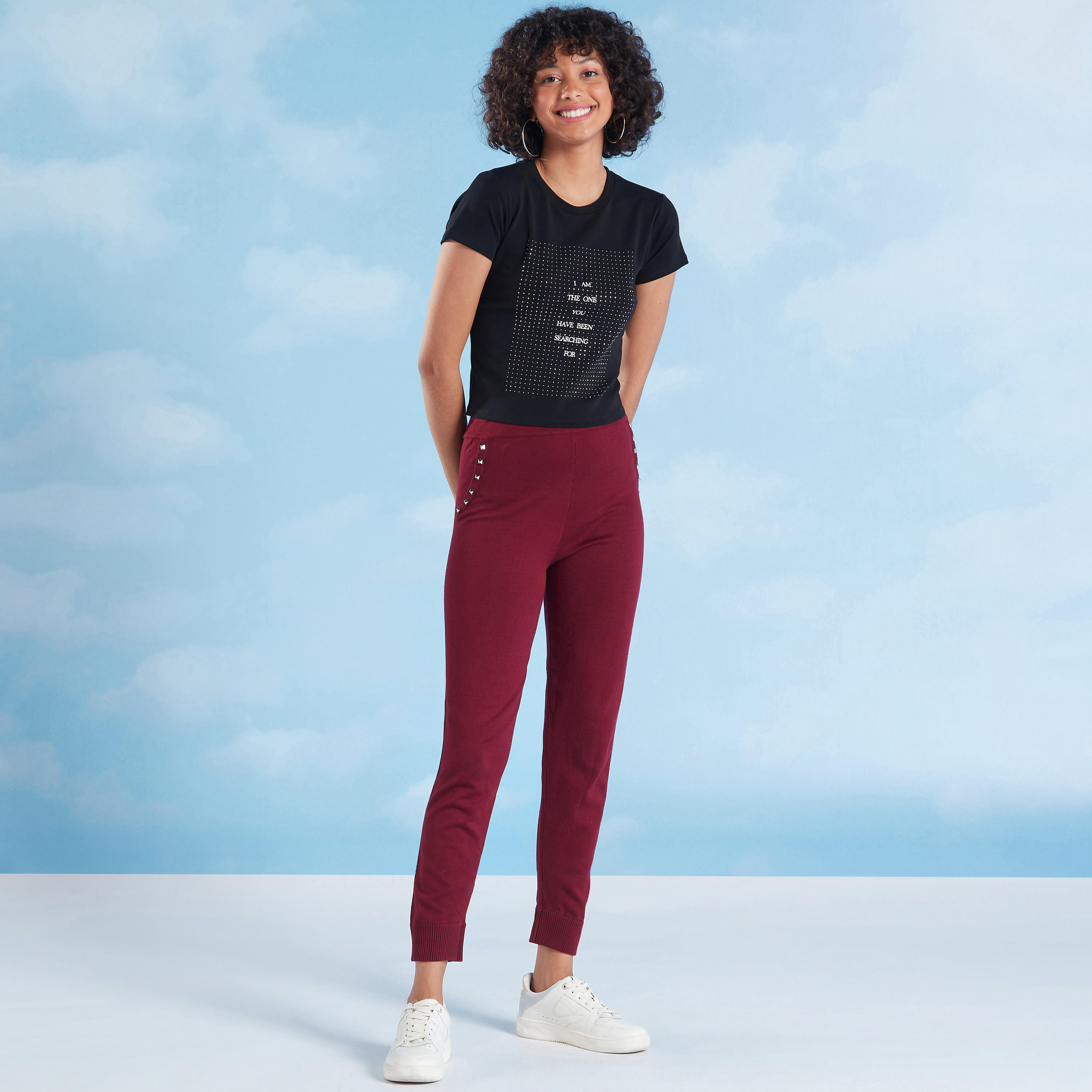 تيشيرت مستدام مزيّن بياقة ضيّقة وأكمام كاب-women-clothing-tshirts-image-3