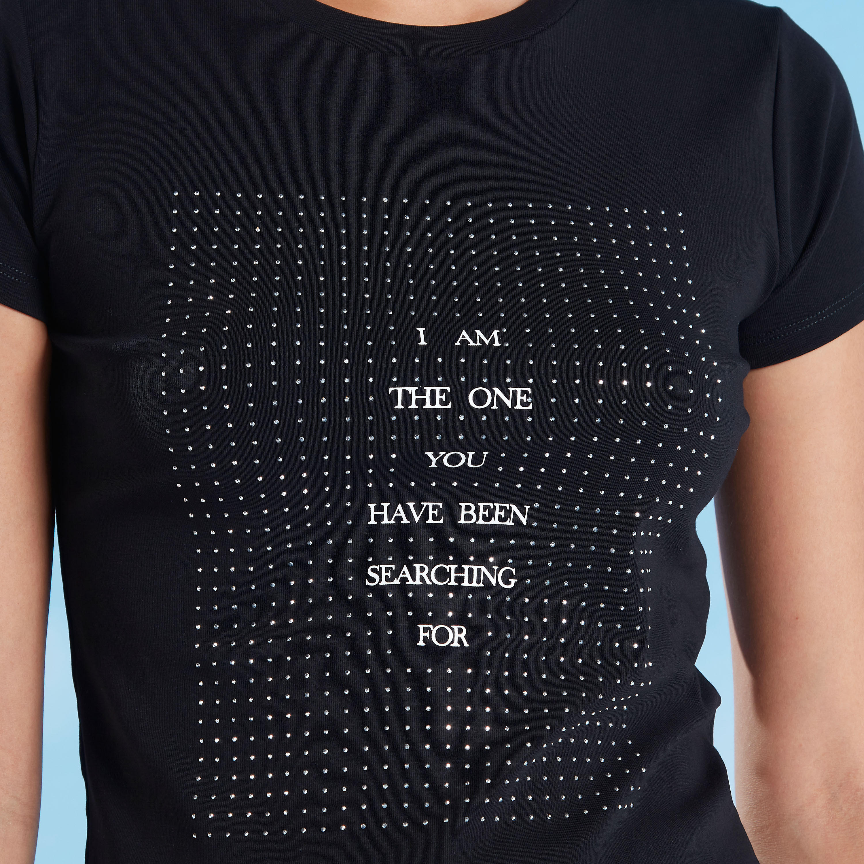 تيشيرت مستدام مزيّن بياقة ضيّقة وأكمام كاب-women-clothing-tshirts-image-2