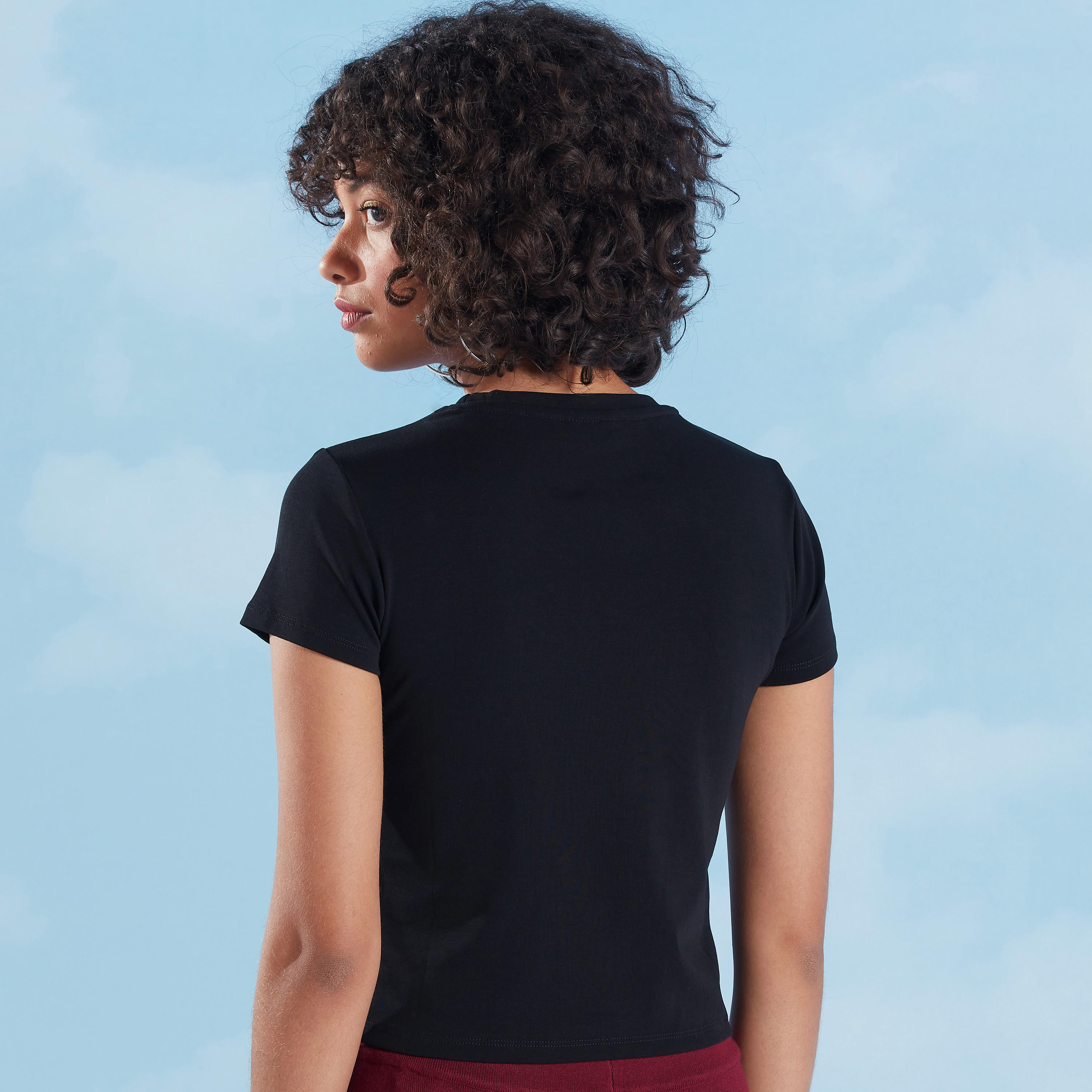 تيشيرت مستدام مزيّن بياقة ضيّقة وأكمام كاب-women-clothing-tshirts-image-1