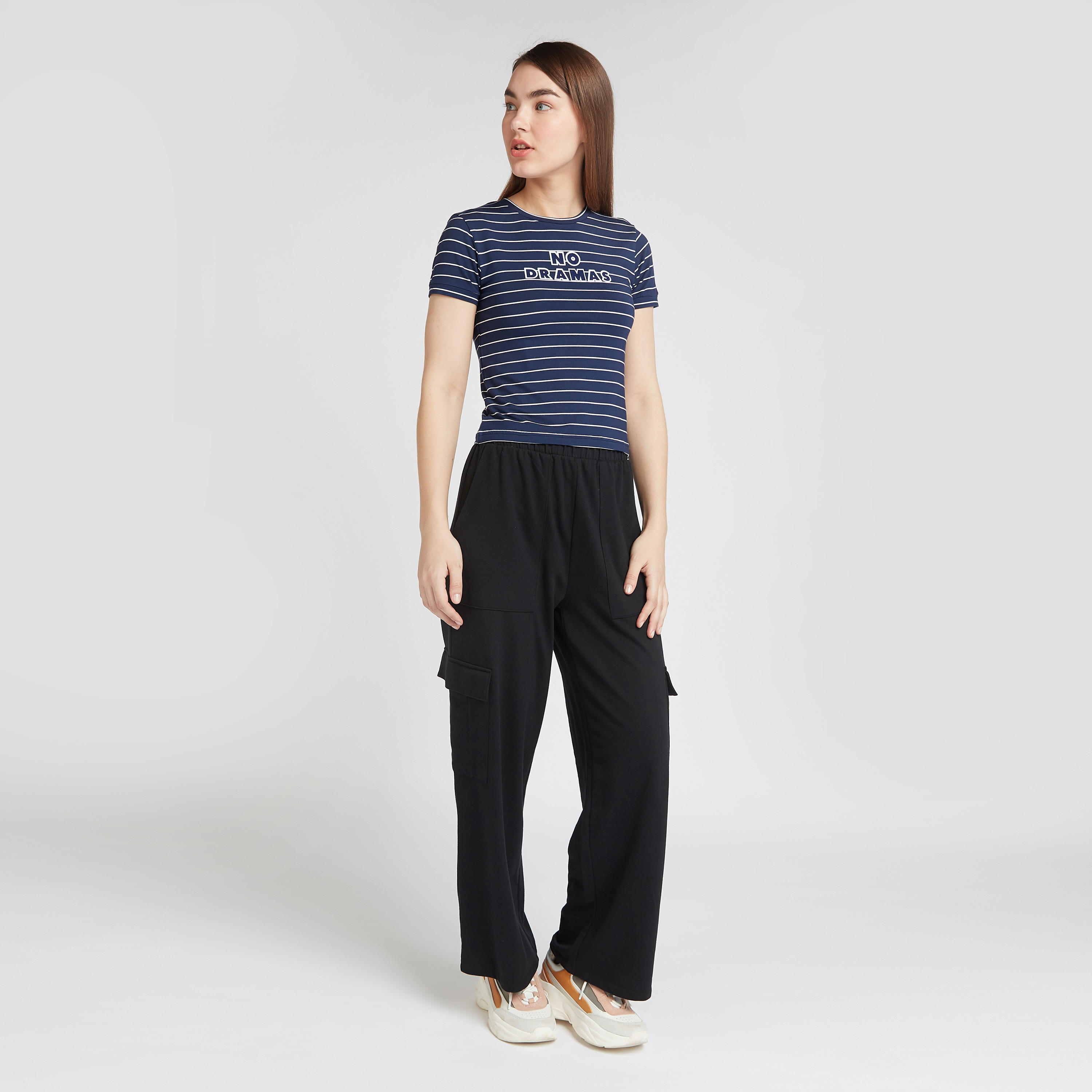 بلوزة مقلّمة بياقة مستديرة وأكمام قصيرة-women-clothing-tshirts-image-2