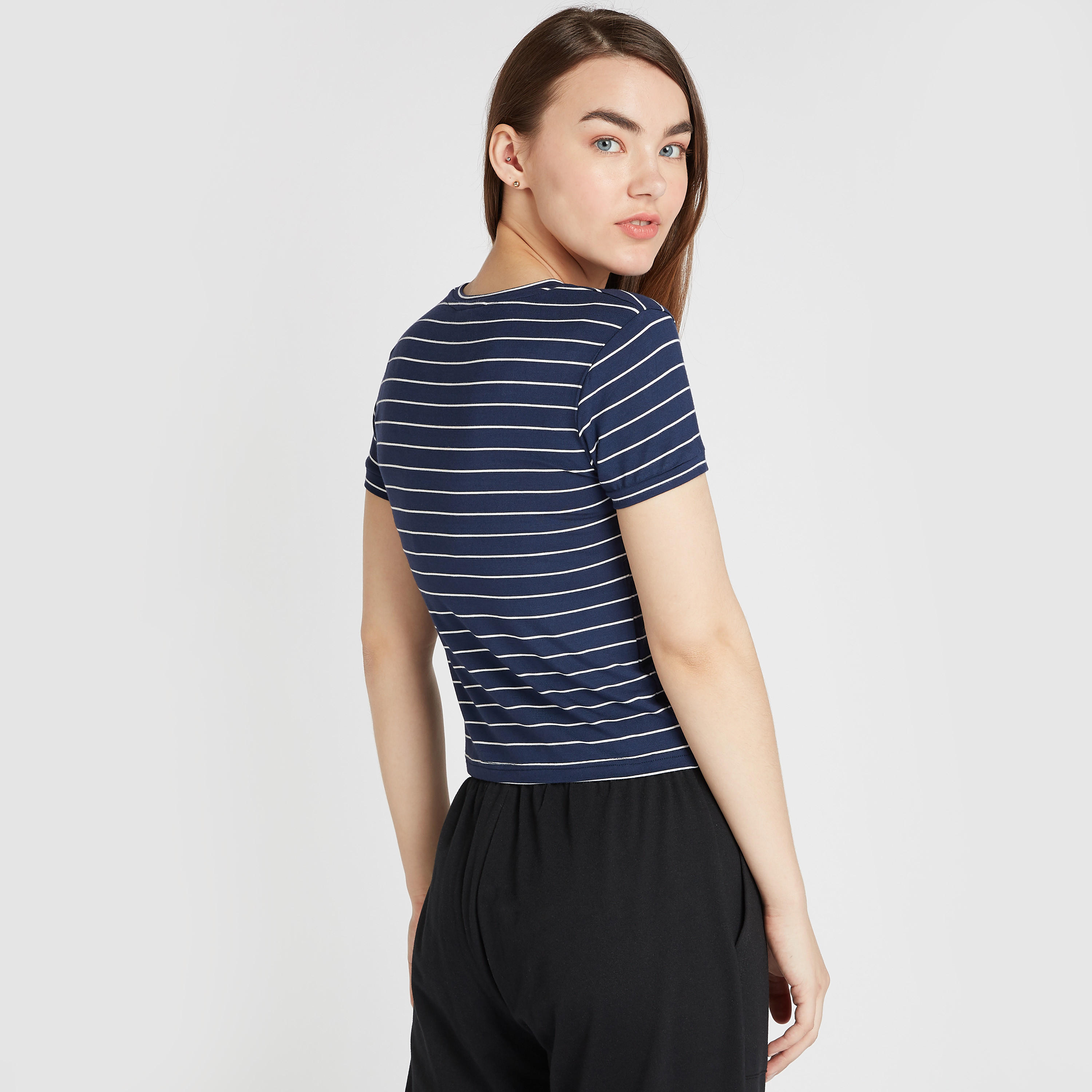 بلوزة مقلّمة بياقة مستديرة وأكمام قصيرة-women-clothing-tshirts-image-4