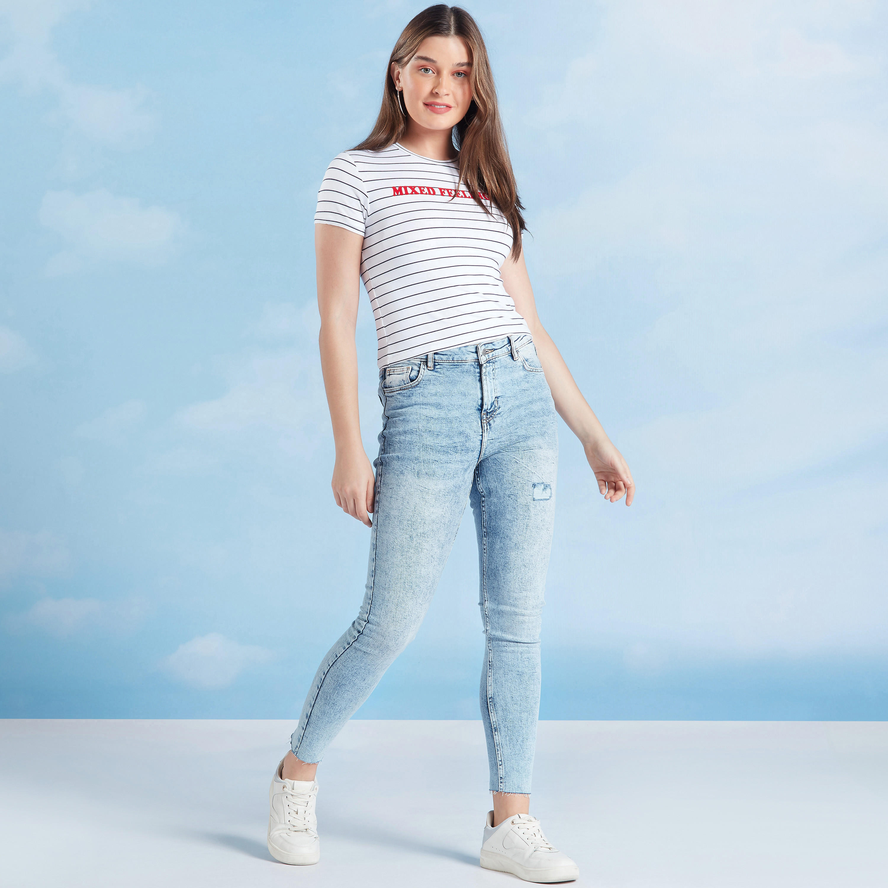 بلوزة بياقة مستديرة بتفاصيل مخططة وطبعات تايبوجرافيك-women-clothing-tshirts-image-2