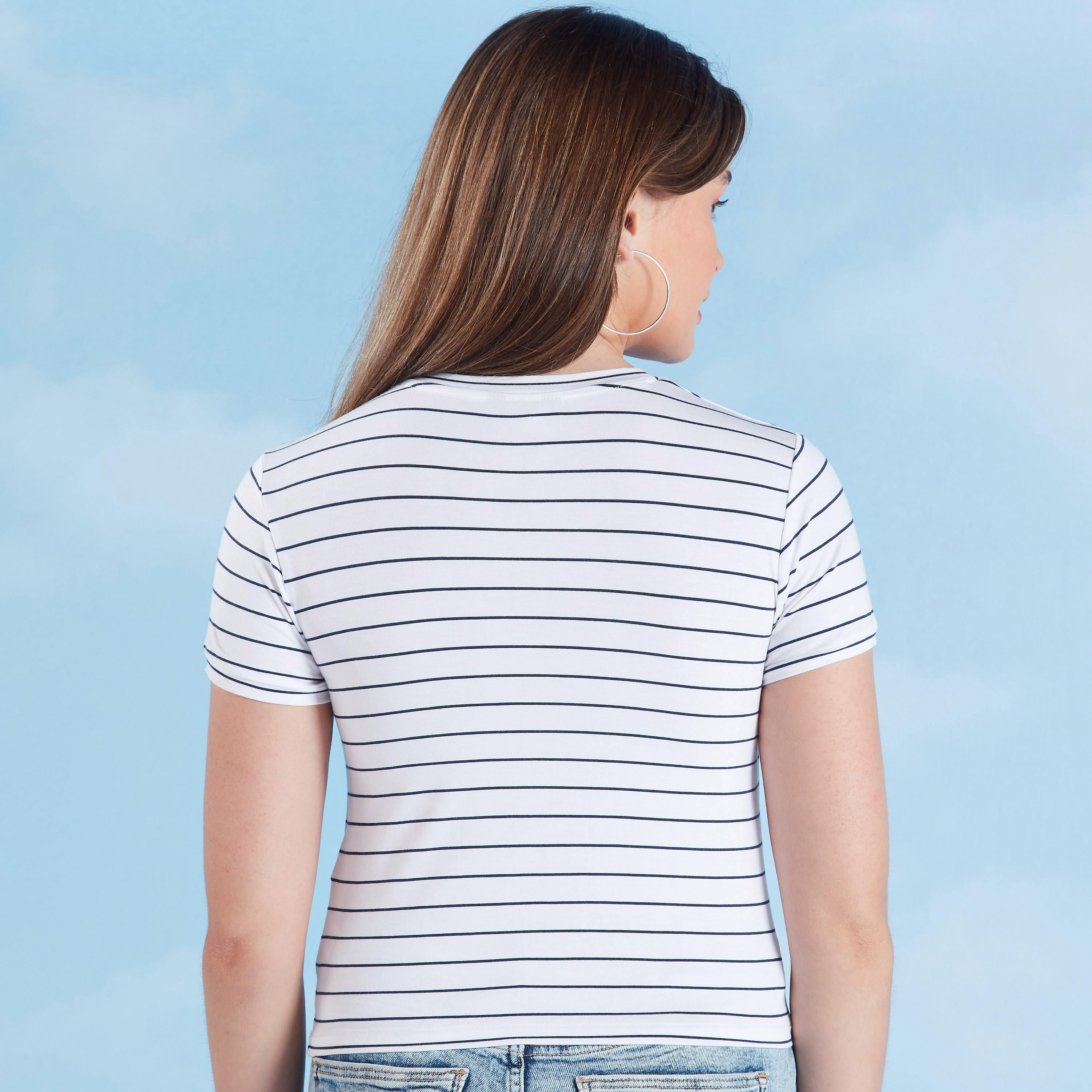 بلوزة بياقة مستديرة بتفاصيل مخططة وطبعات تايبوجرافيك-women-clothing-tshirts-image-4