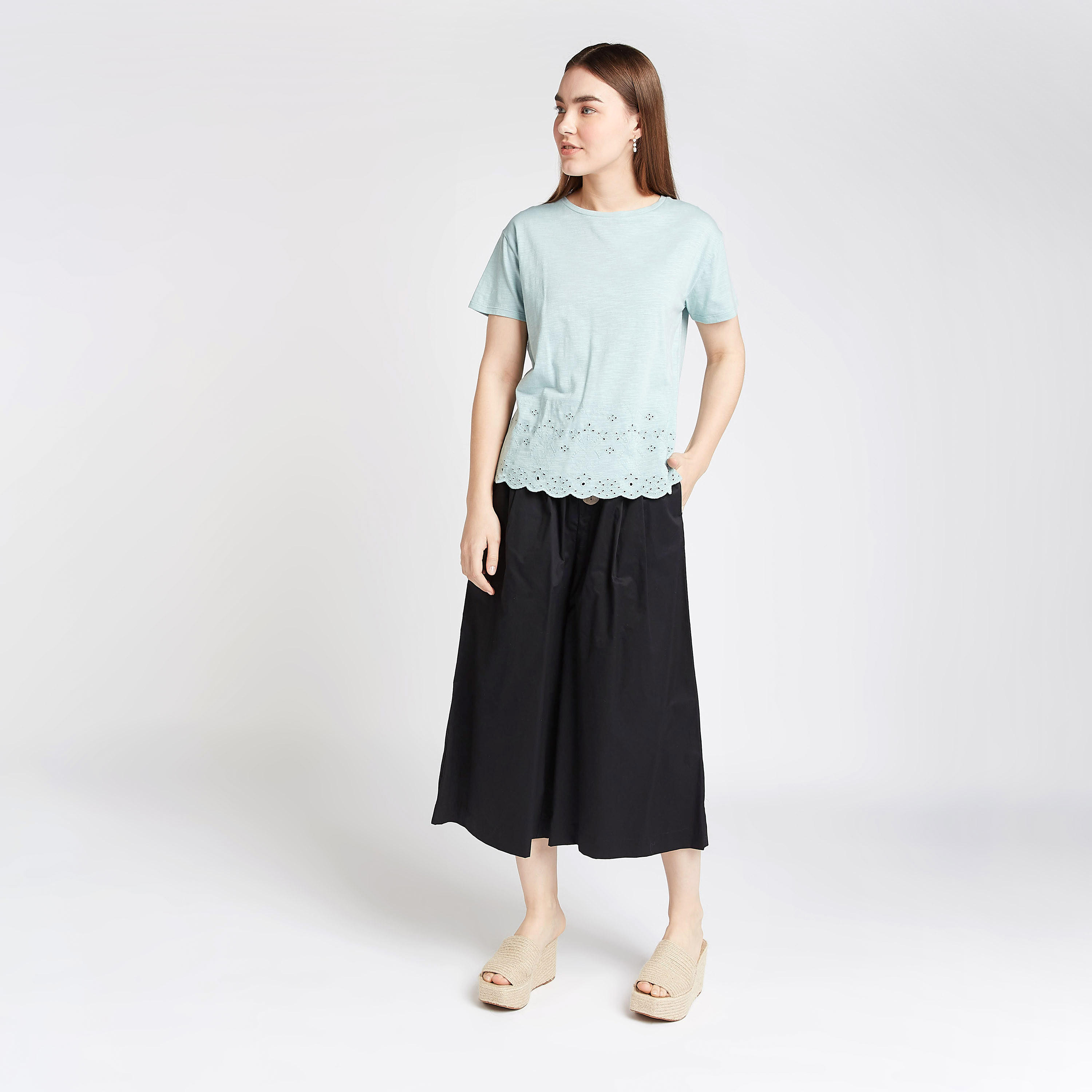بنطلون قصير سادة بخصر متوسّط الإرتفاع مطاطي وتفاصيل جيوب-women-clothing-bottoms-trousers-image-4