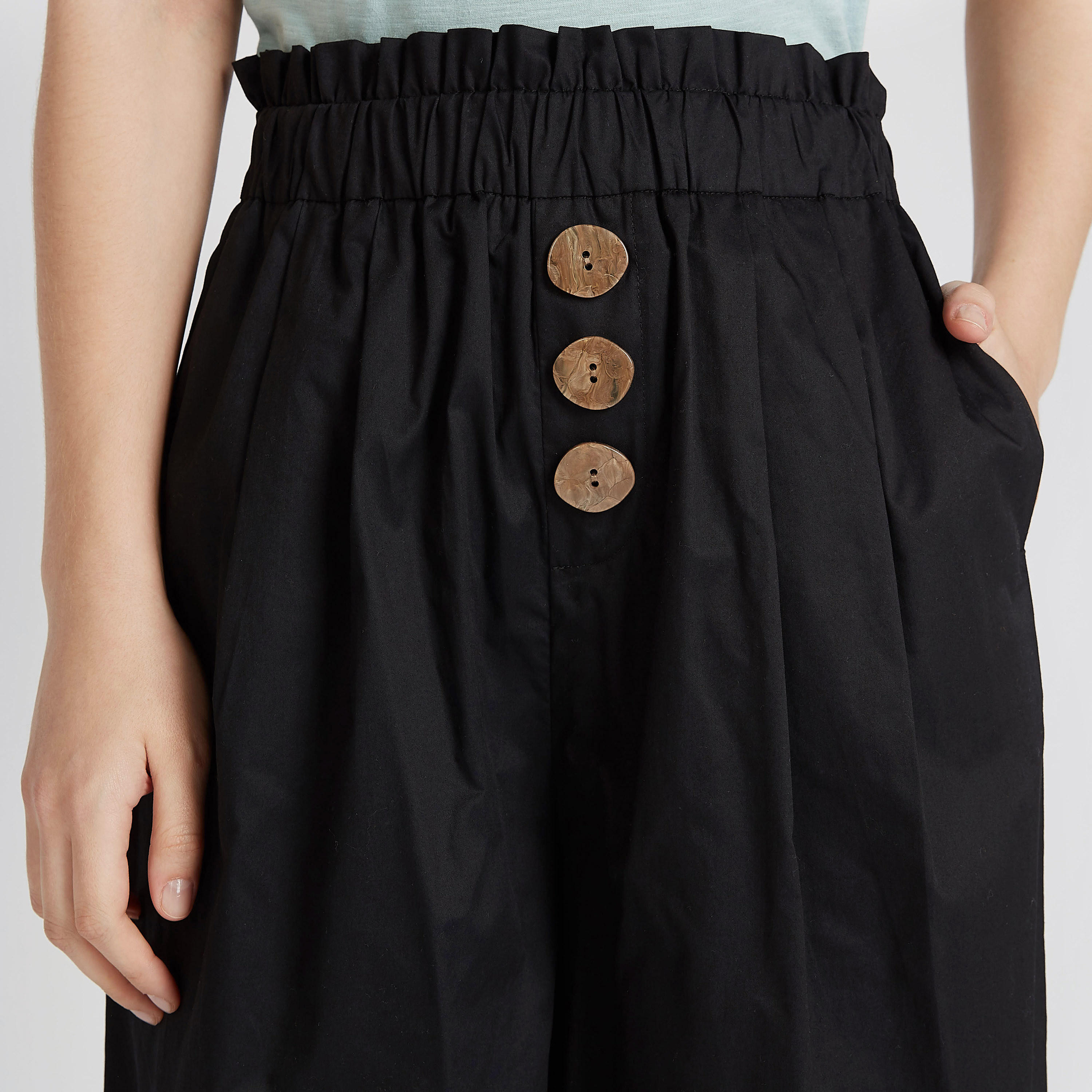 بنطلون قصير سادة بخصر متوسّط الإرتفاع مطاطي وتفاصيل جيوب-women-clothing-bottoms-trousers-image-3