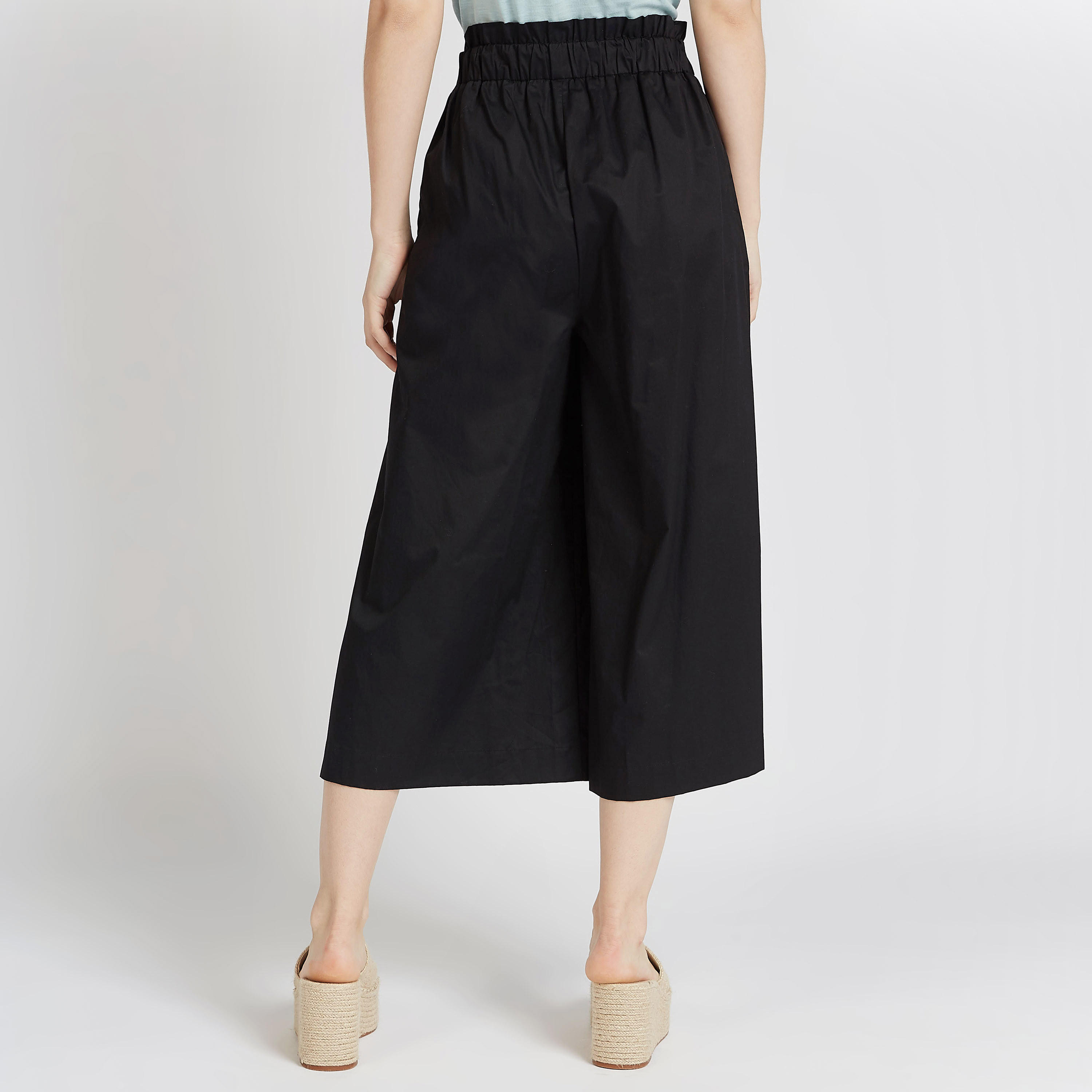 بنطلون قصير سادة بخصر متوسّط الإرتفاع مطاطي وتفاصيل جيوب-women-clothing-bottoms-trousers-image-2